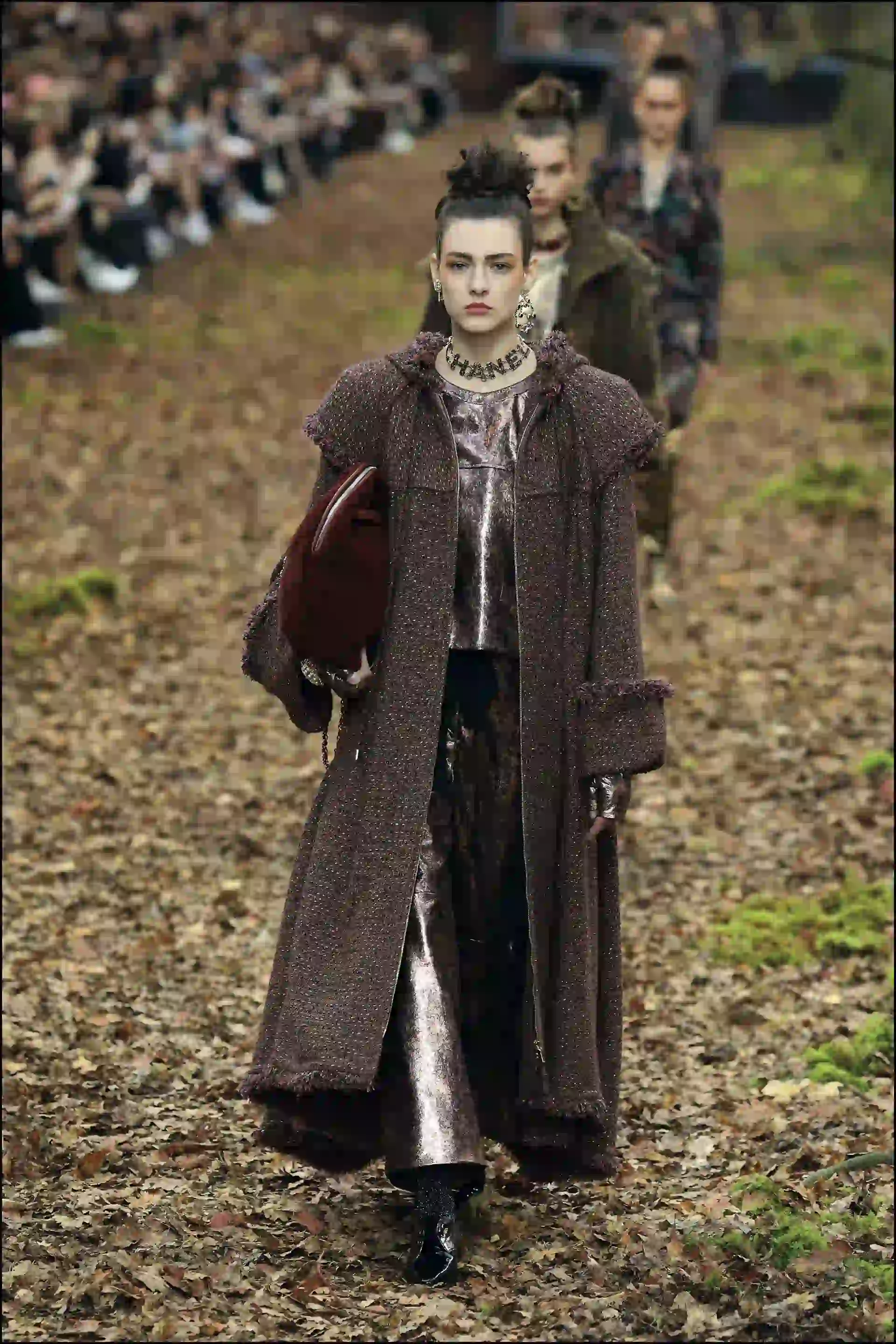 El tweed, tejido insignia de la etiqueta, fue protagonista. Sobresalieron los abrigos largos de grandes hombreras, con plumas y flecos. Las prendas XXL de pelo, las medias de lúrex y las botas con un efecto dorado llenaron de luz el otoño del Káiser.