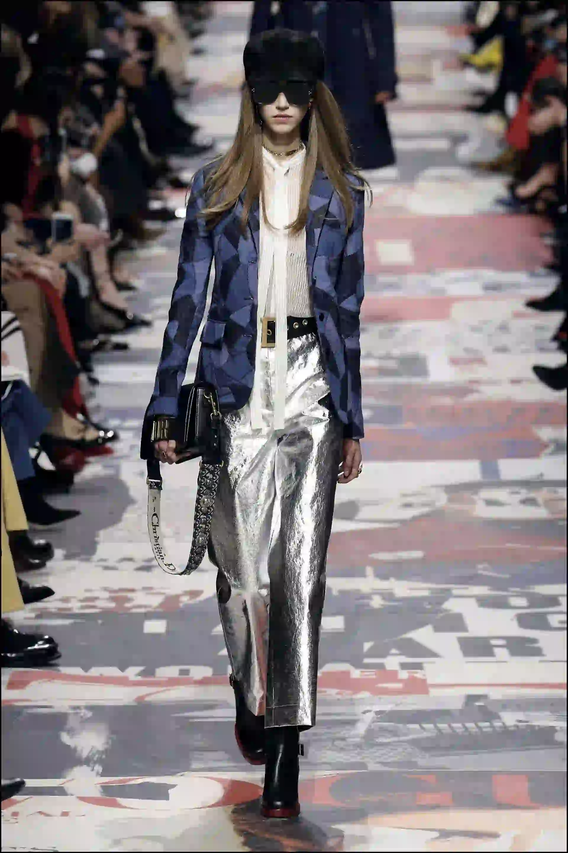 Los accesorios: boinas y gafas con cristales de colores.