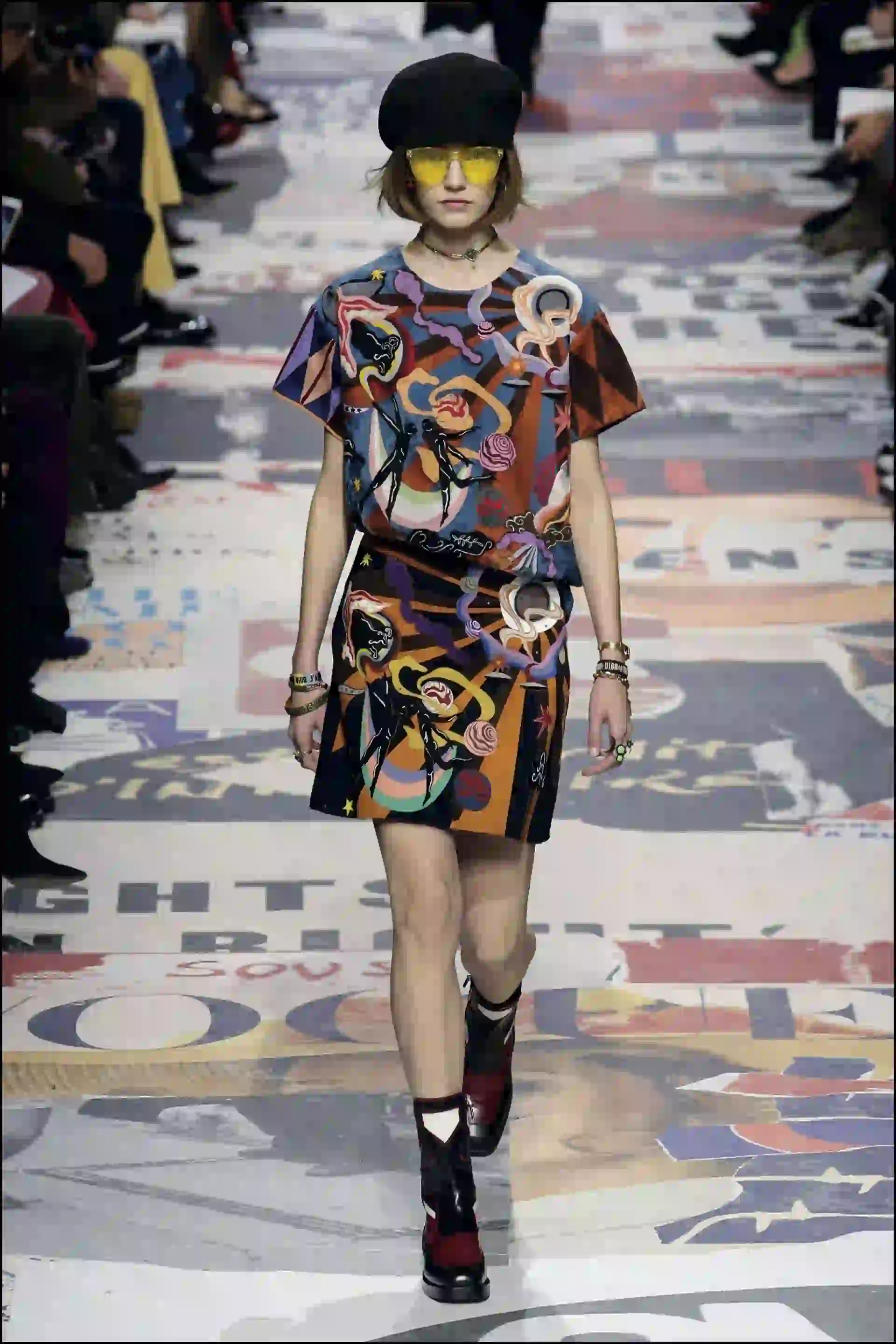 La propuesta fue un guiño a los años ‘70: vestidos estampados y pantalones metalizados con chaquetas de denim.