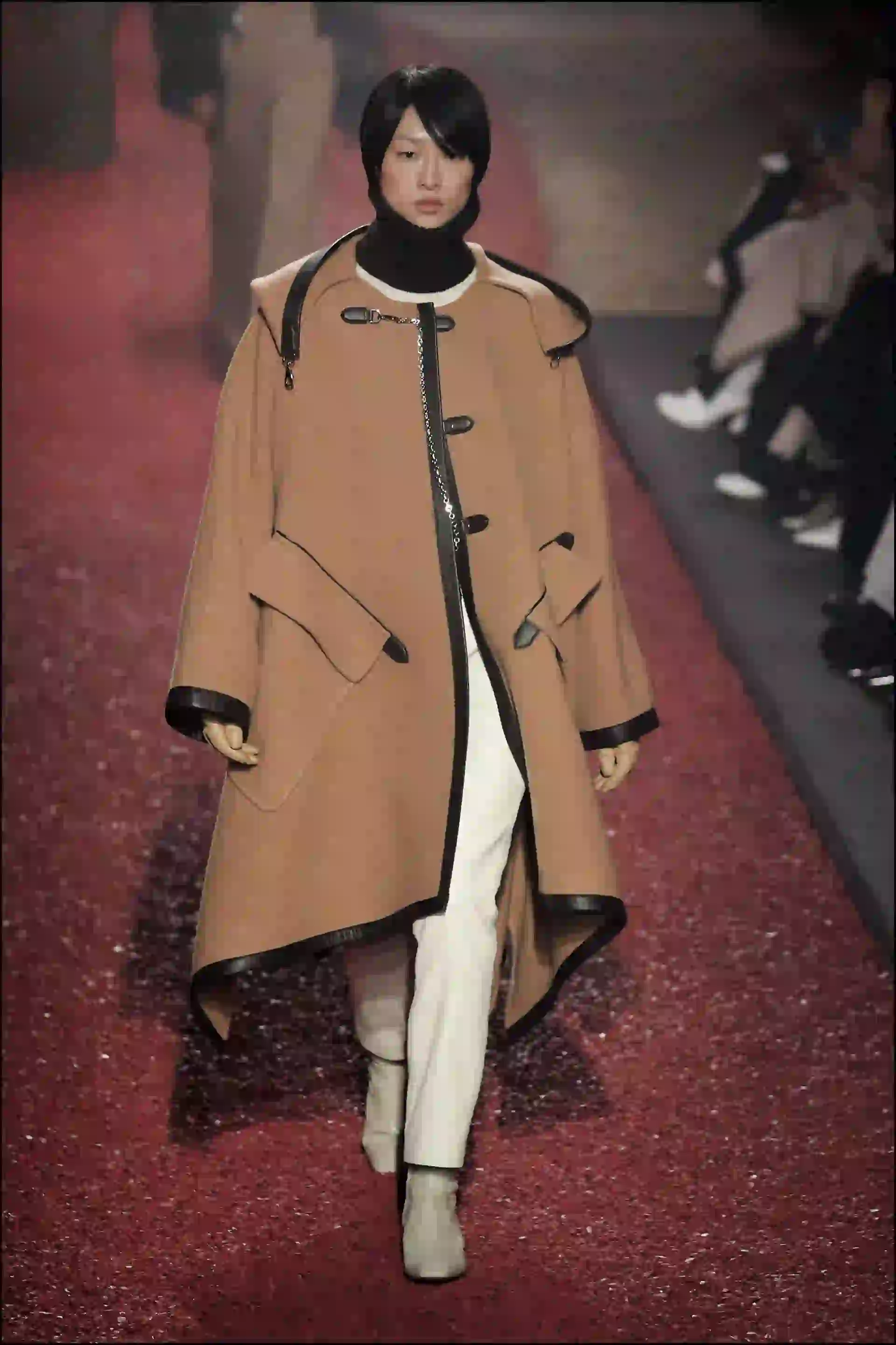 La colección jugó con los códigos de la casa e hizo del cuero su principal material, tanto en las prendas como en los accesorios. 