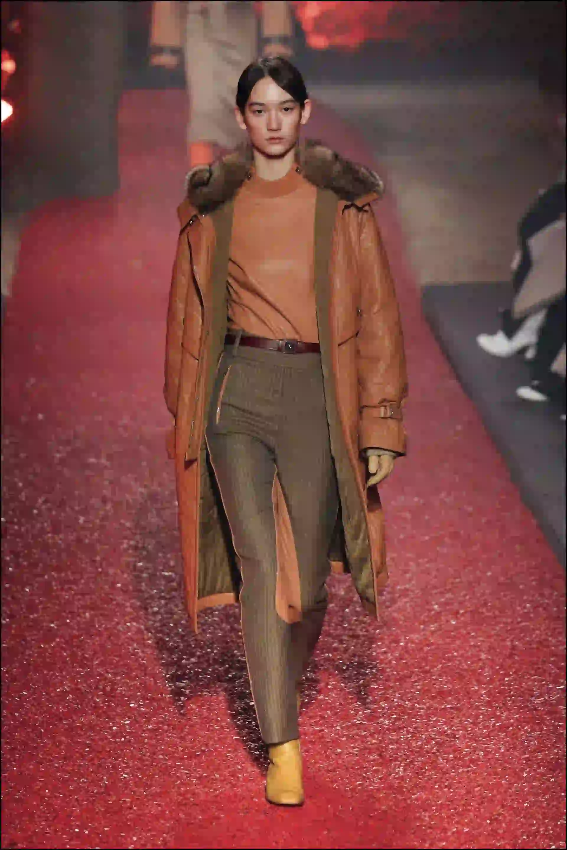 La colección jugó con los códigos de la casa e hizo del cuero su principal material, tanto en las prendas como en los accesorios. 