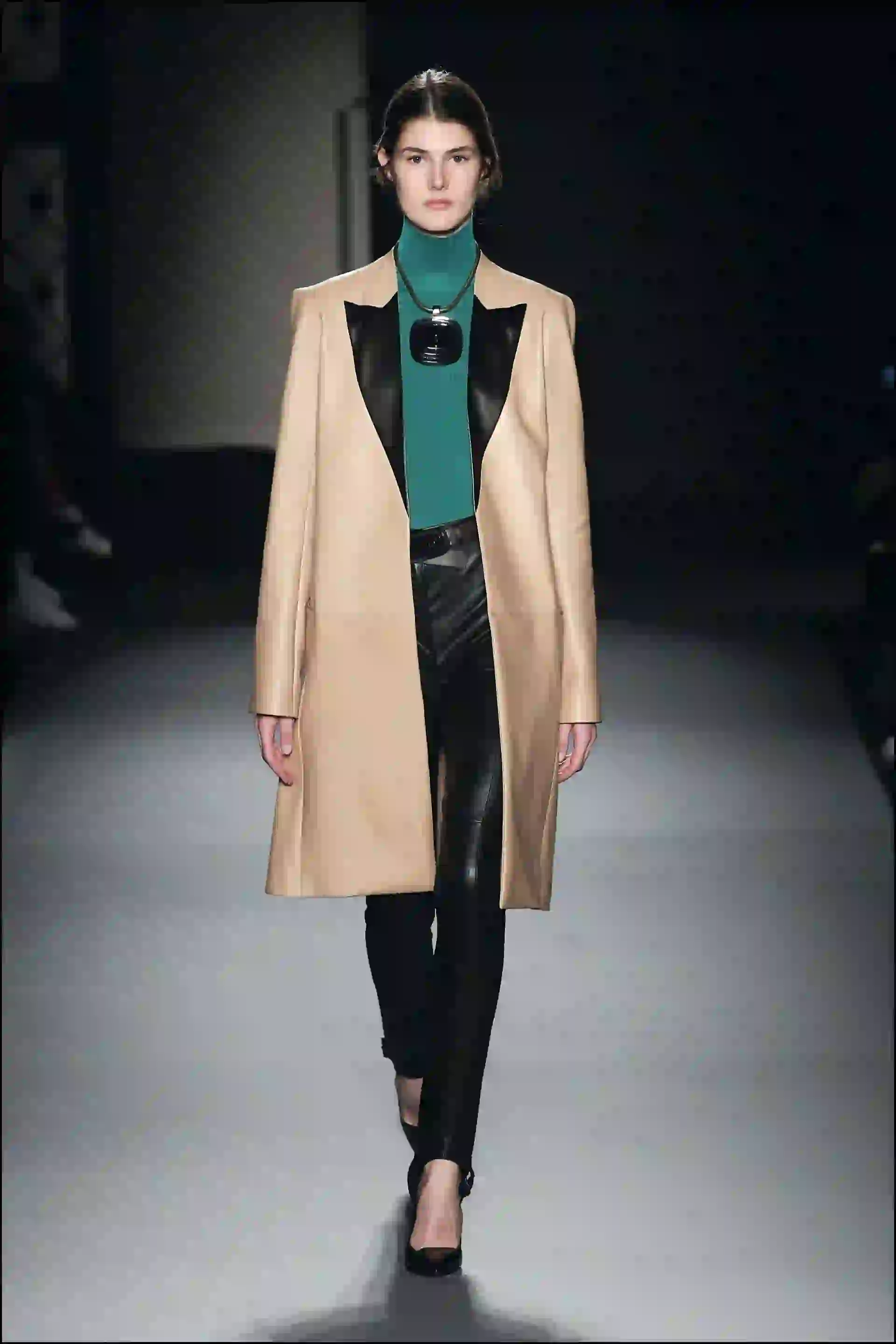  Sin grandes sorpresas, Lapidus presentó una colección femenina y elegante.