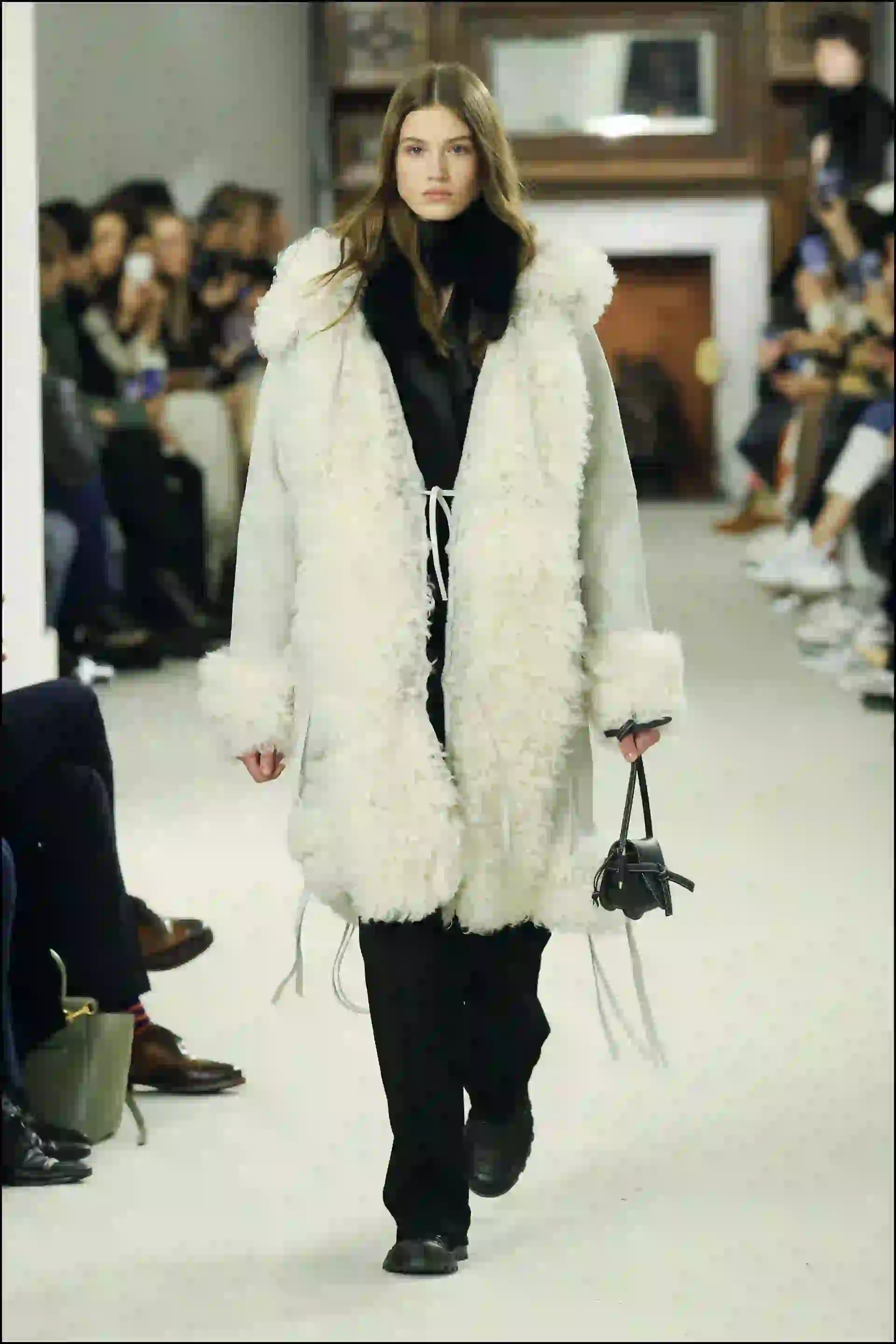 Se destacaron los vestidos sobre pantalones, las superposiciones, los volúmenes y el mix de texturas. Todo acompañado de carteras de diferentes tamaños.