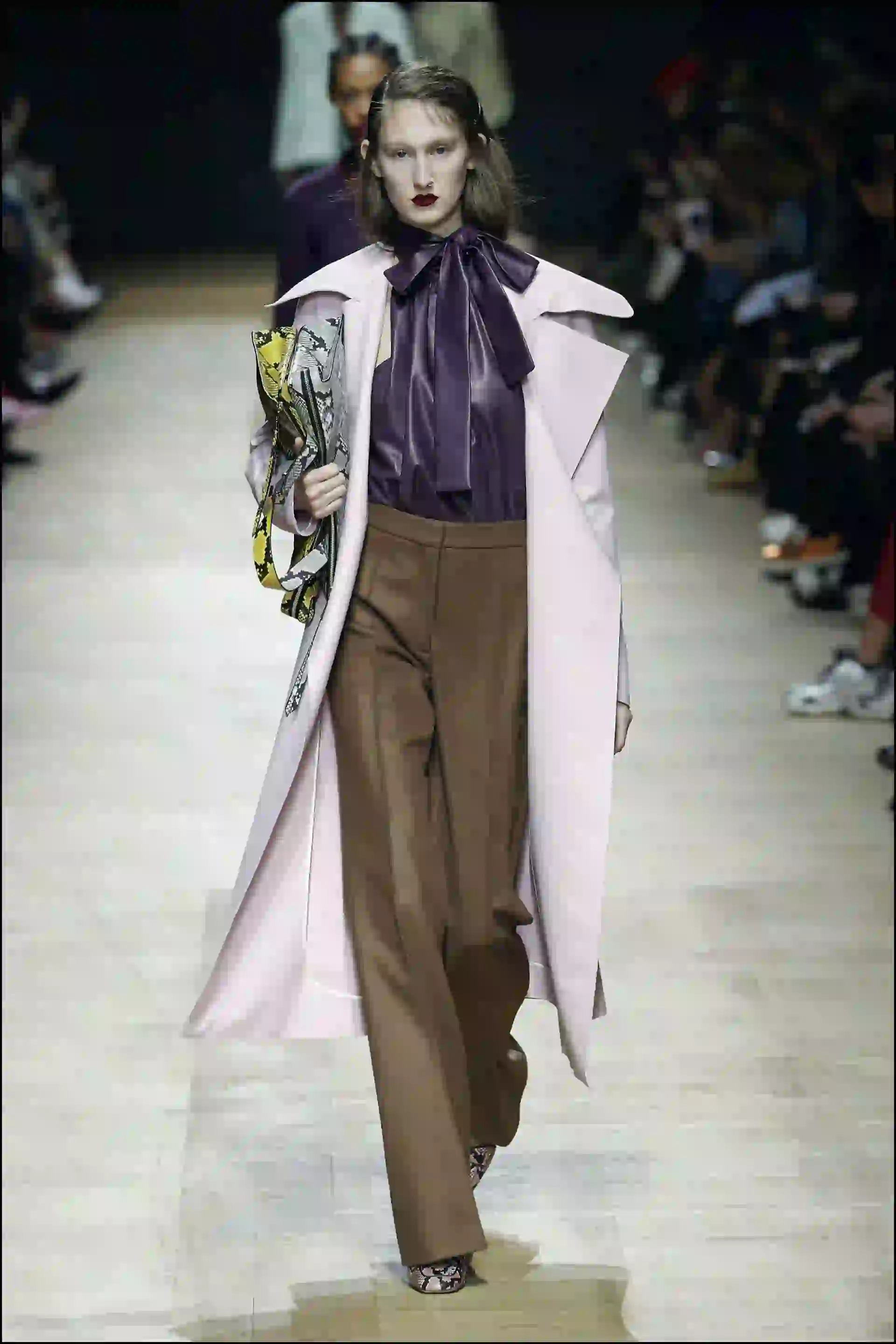 También hubo vestidos de encaje y flores y faldas midi. La paleta de colores incluyó desde los tonos tierra, pasando por el rosa más sutil, hasta el amarillo. El detalle: botas con animal print en diferentes colores.