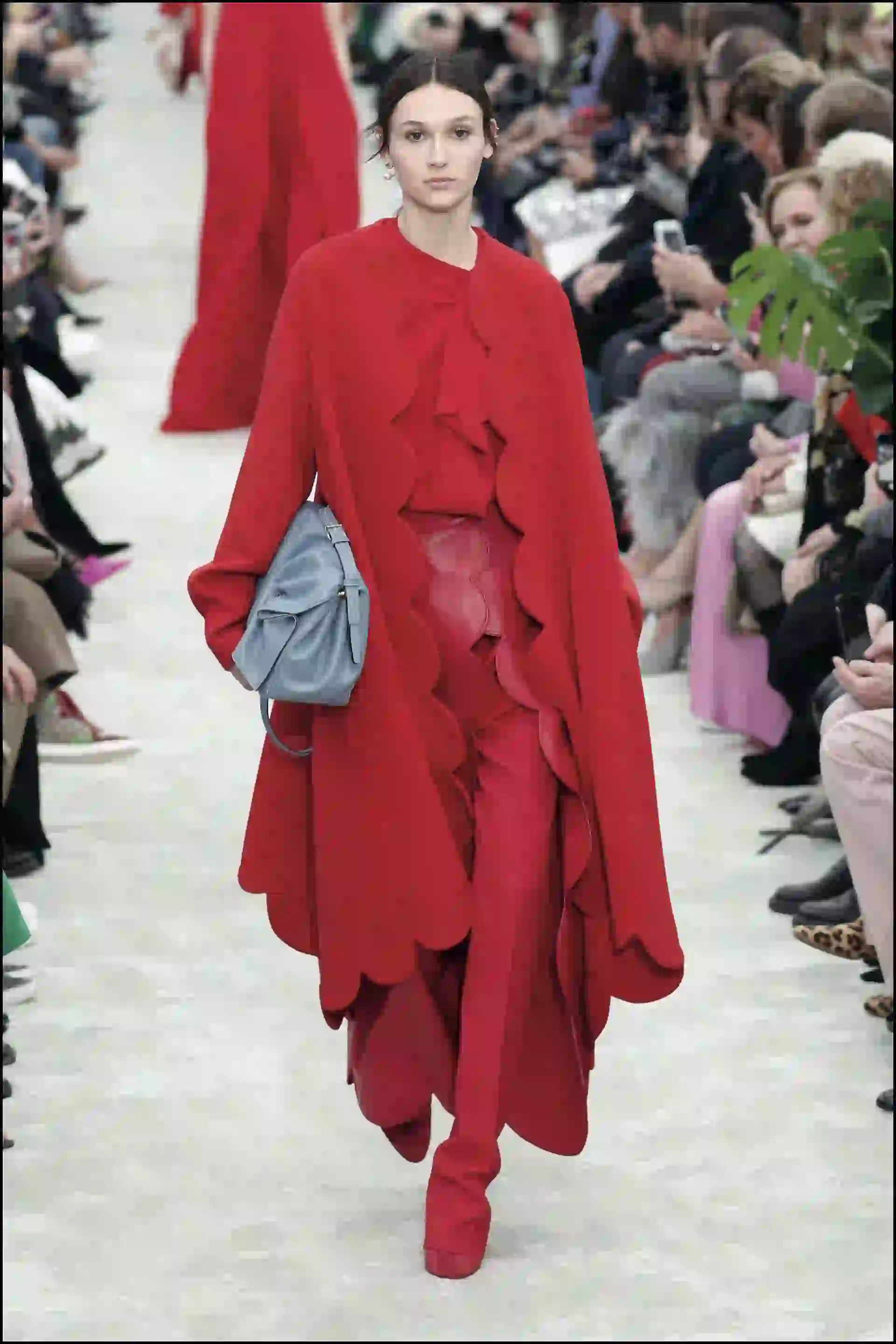 El volumen se destacó en mangas y parkas oversize, como también los volados y los lazos al cuello.