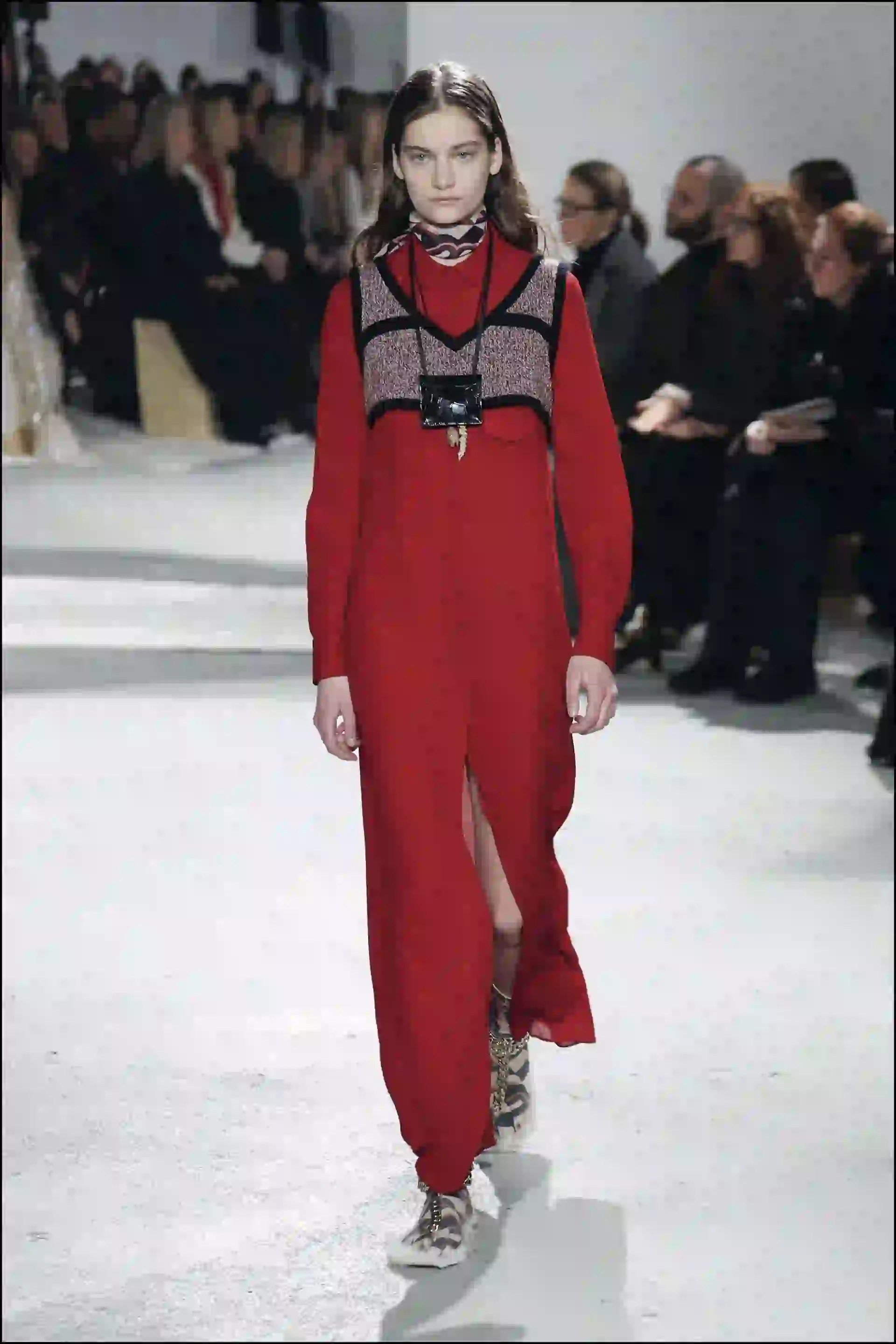 Los complementos: mocasines y sandalias planas con pelo y minibolsitos colgados al cuello que prometen arrasar en el street style.