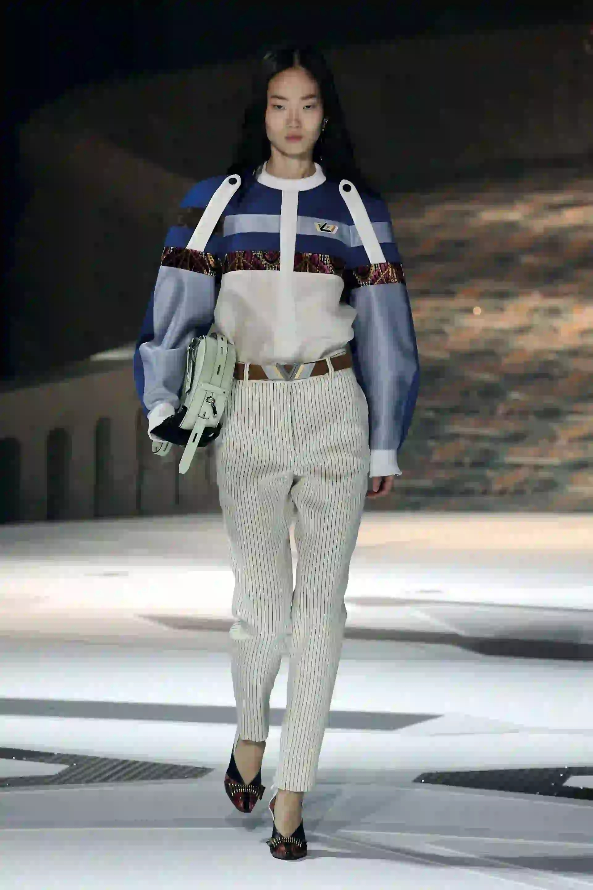 Las camisas y los vestidos se armaban en los hombros por medio de estructuras que asemejaban armaduras con aire sporty.