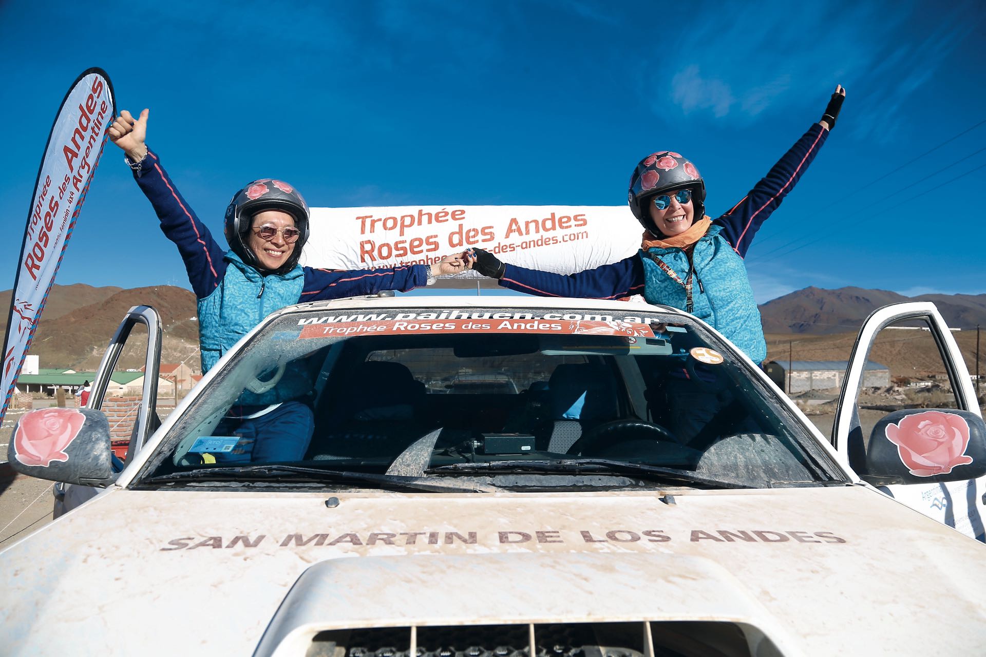 Las médicas Patricia Imamura y Alicia Bagur en la última edición del rally femenino que corrieron juntas en el norte. Fueron las primeras participantes argentinas del Trophée Roses de Andes.