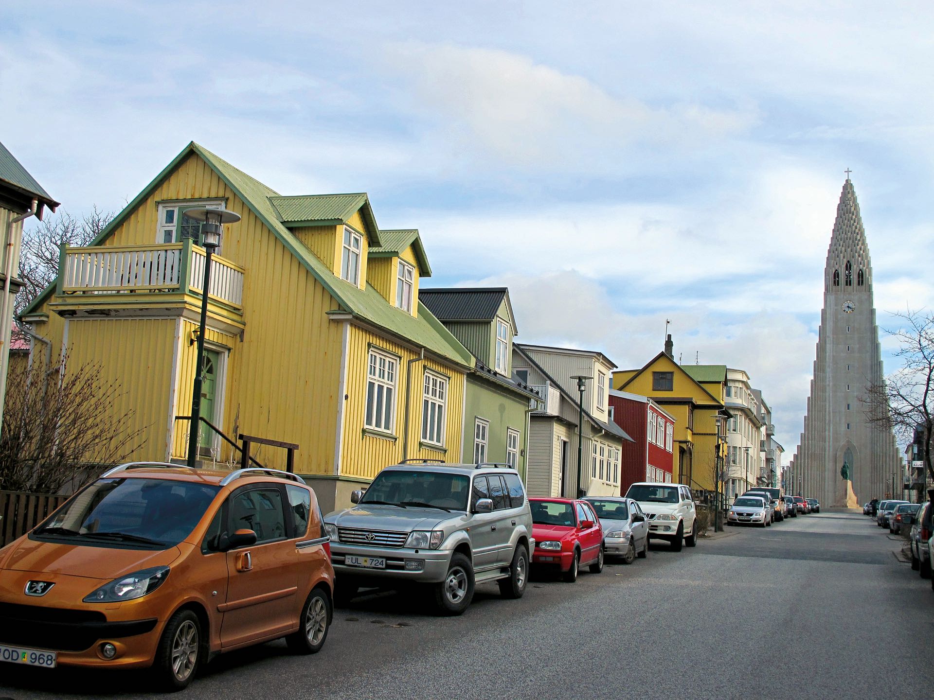 Al fondo, la Hallgrímskirkja, una iglesia luterana en Reikiavik, la capital.