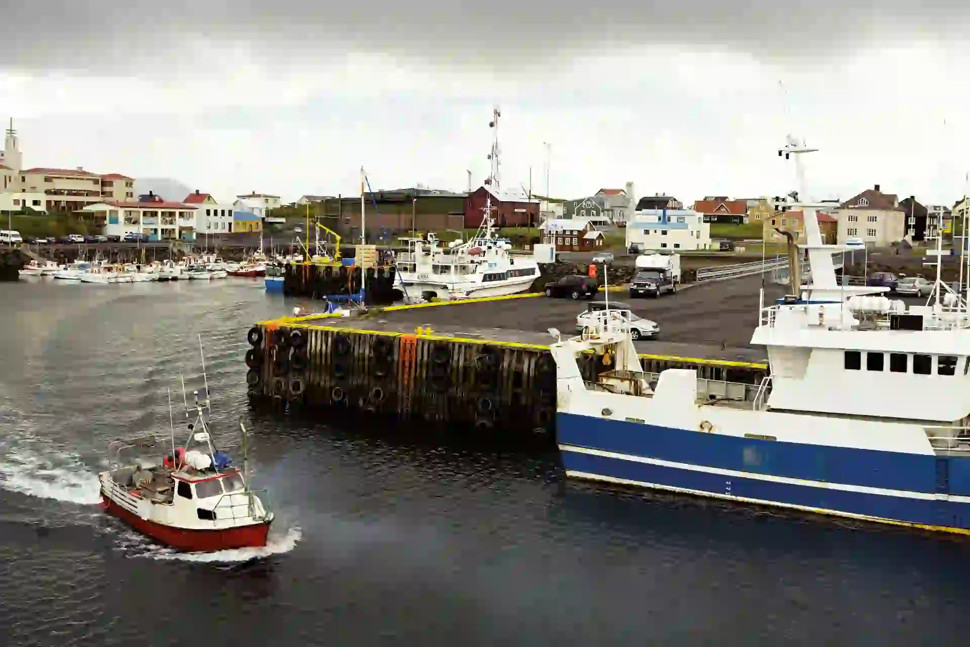 Islandia es una isla que se ubica a mitad de camino entre Noruega y Groenlandia.