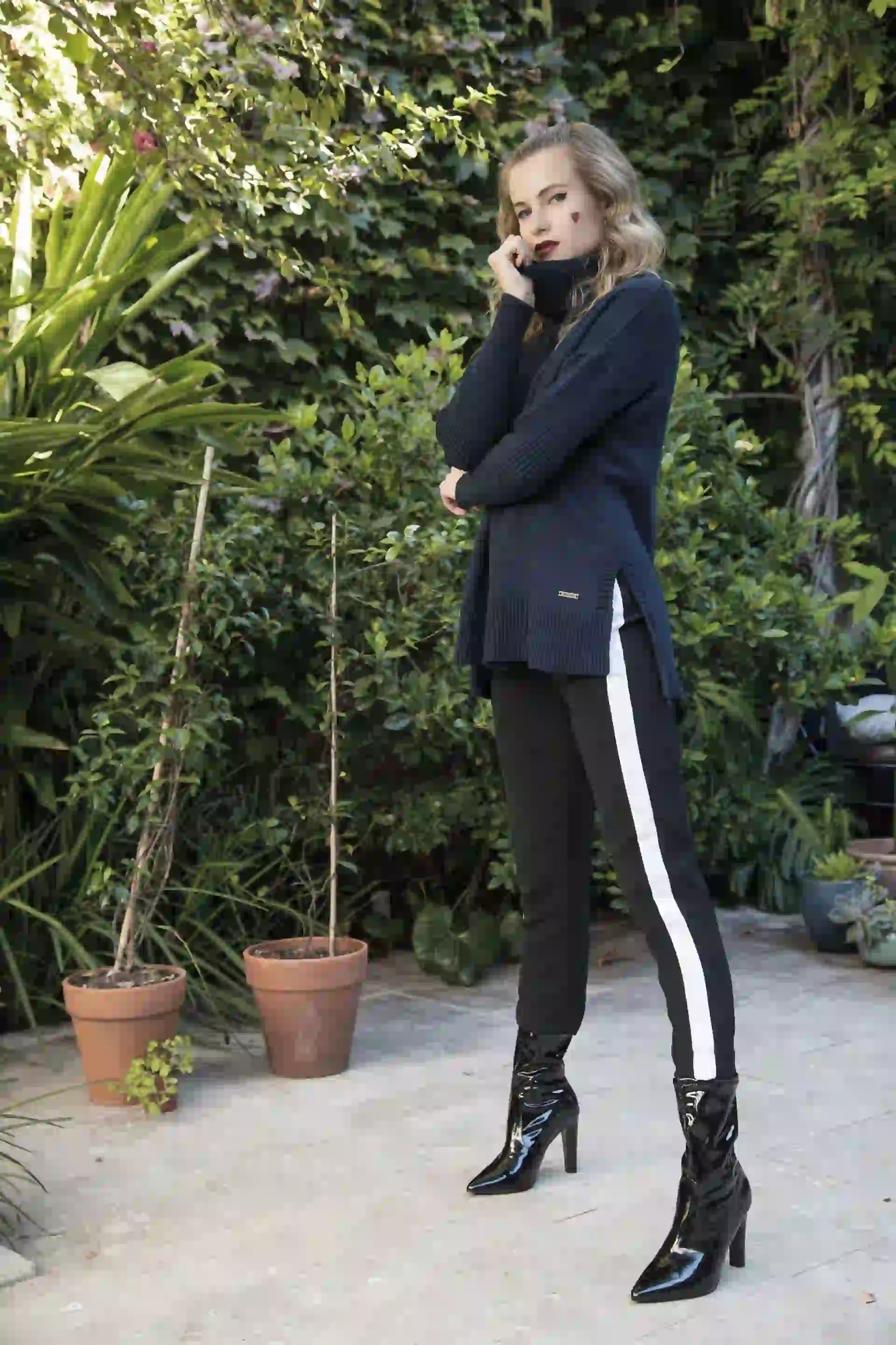 Suéter polera ($ 2.190, Wanama), pantalón de jersey con vivo en los costados ($ 1.499, Yagmour) y botas de charol de taco alto ($ 2.700, Aldo para Grimoldi). (Foto: Fernando Venegas/ Para Ti)