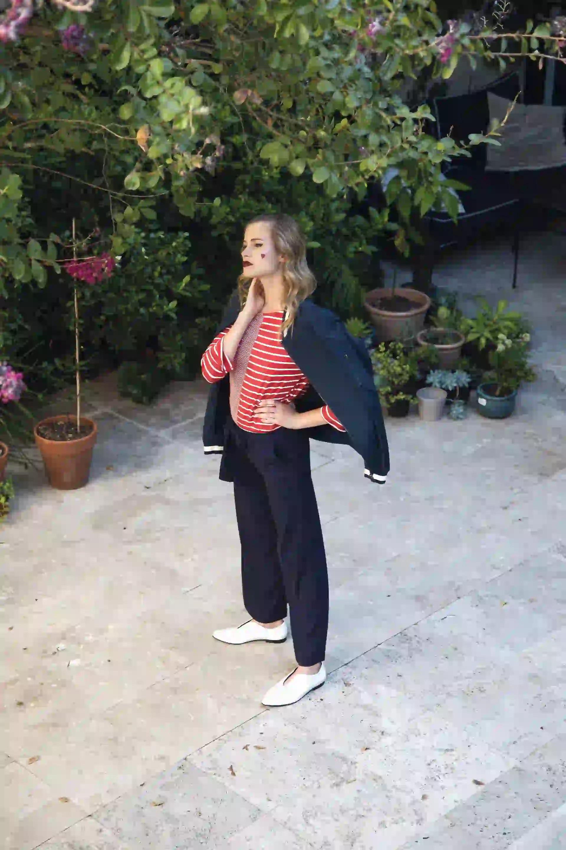 Campera bomber ($ 4.590, Wanama), remera a rayas (Vitamina), pantalón ancho con lazo en la cintura ($ 1.299, Yagmour) y zapatos de charol en punta ($ 3.400, a pie). (Foto: Fernando Venegas/ Para Ti)