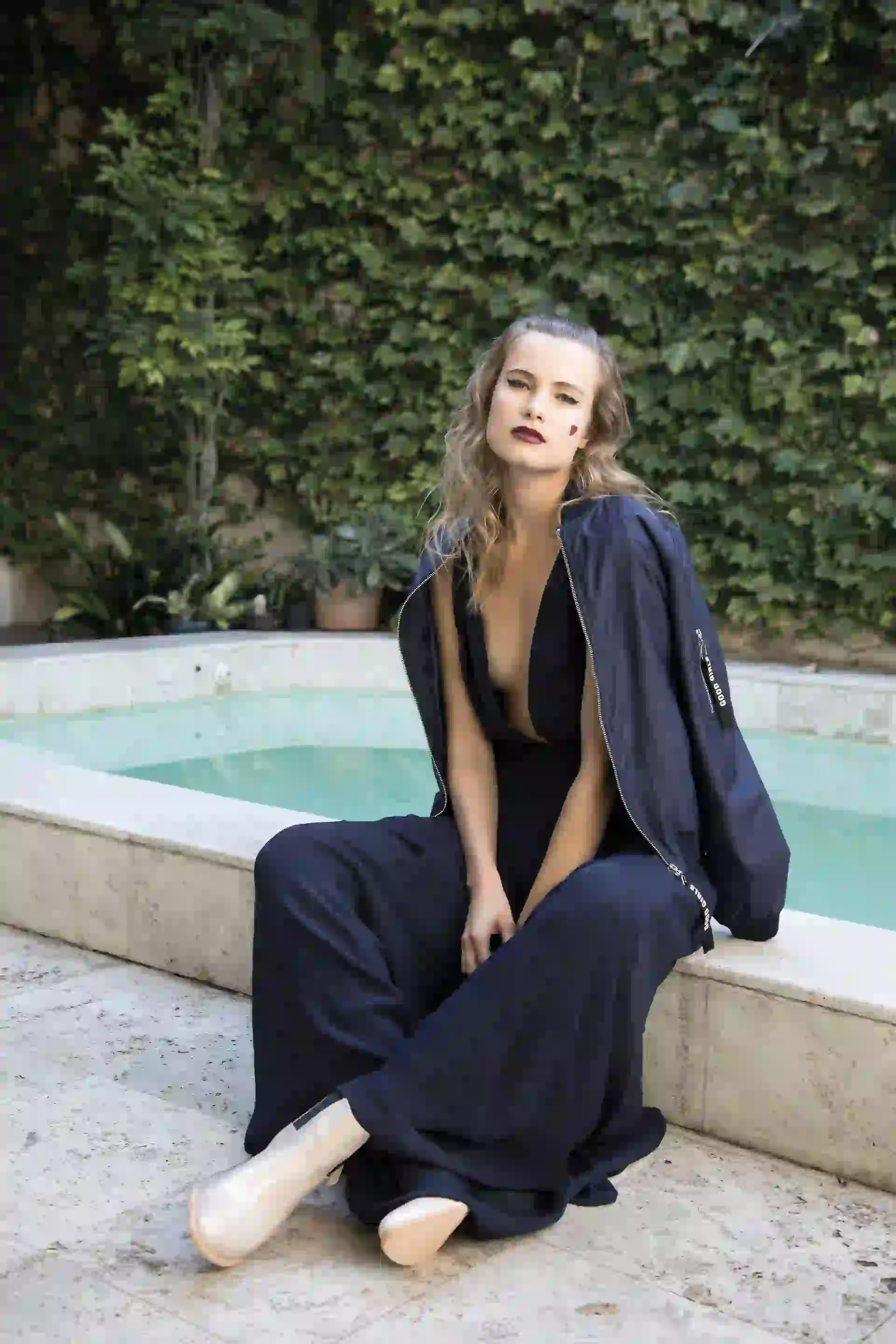 Vestido largo con escote en el frente ($ 5.250, Naíma), campera bomber con corderito ($ 2.600, Union Good) y botinetas de cuero ($ 4.490, Blaquè). (Foto: Fernando Venegas/ Para Ti)