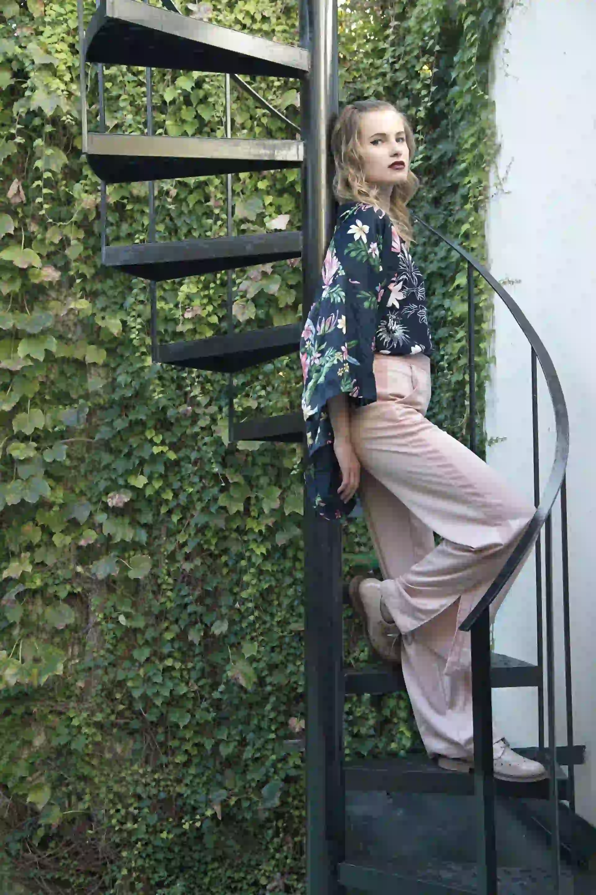 Kimono corto estampado ($ 1.990, Basement), camisa de satén estampada ($ 1.699, Ted Bodin), pantalón ancho de raso ($ 1.580, Ríe) y abotinados de charol ($ 2.490, Viamo). (Foto: Fernando Venegas/ Para Ti)