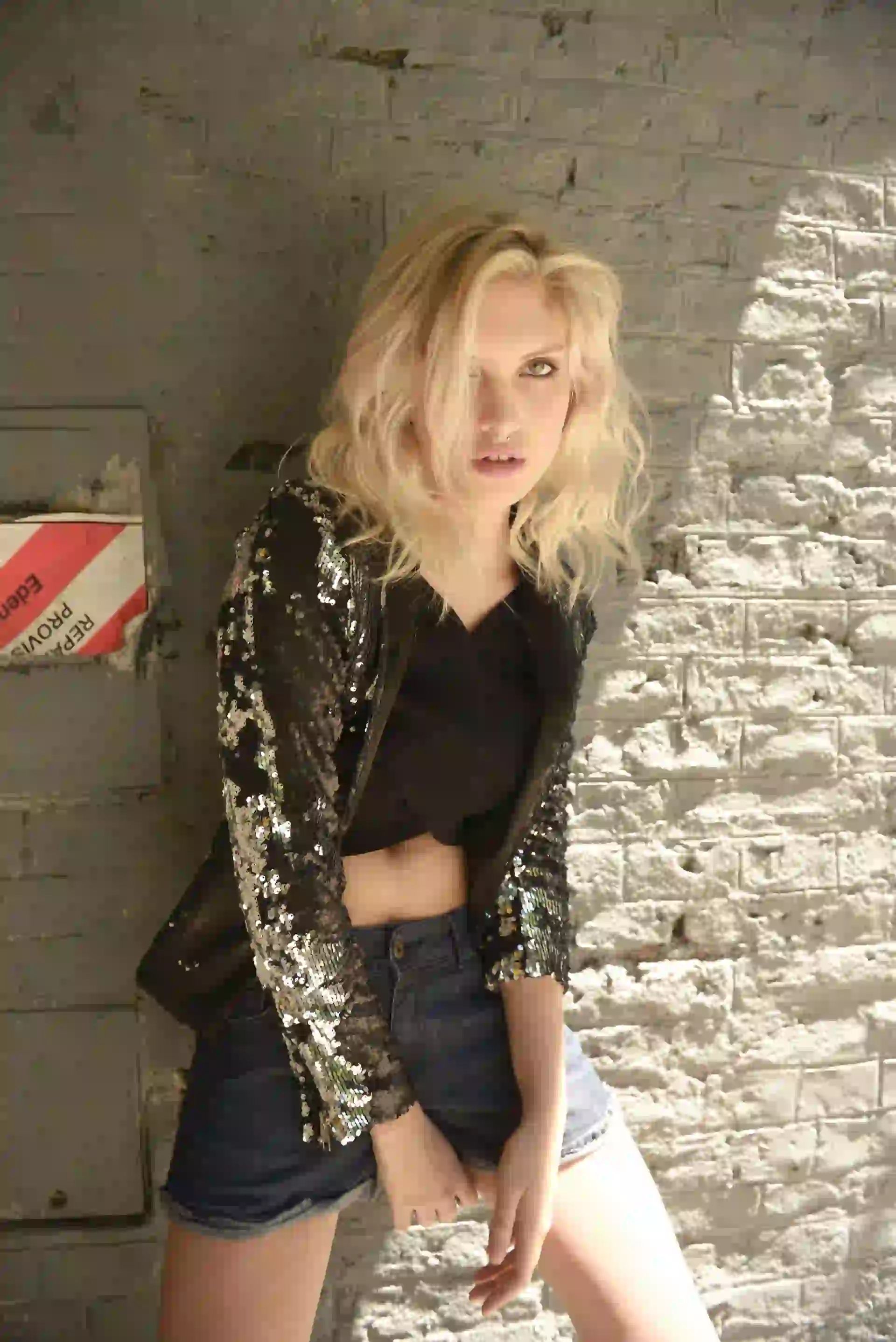 Blazer de paillettes (Kosiuko), top de tiras cruzadas  (AY Not Dead) y short de  jean (Wanama). (Foto Conejo Collins/ Para Ti)