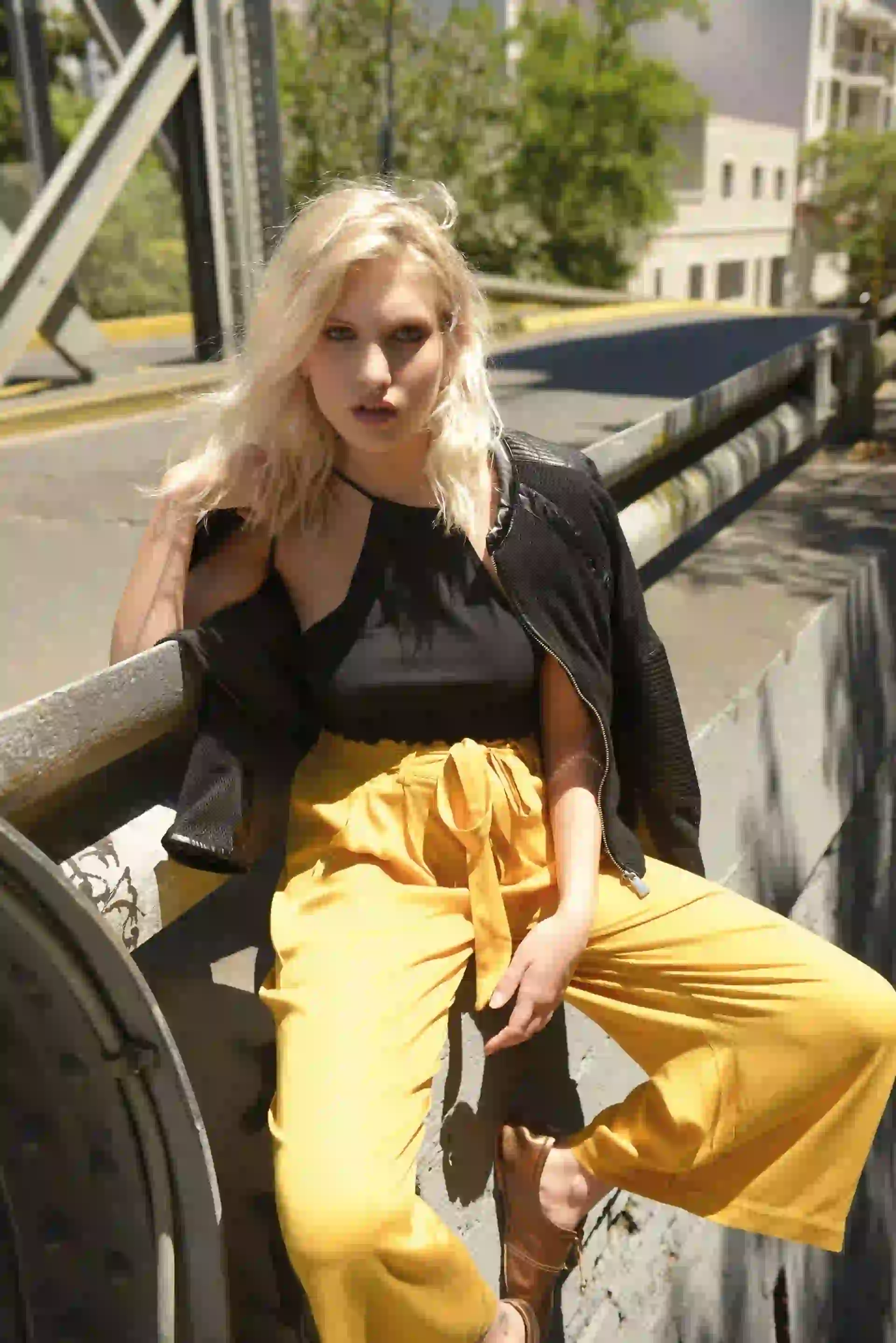 Blazer sin solapa (Ríe), top de algodón rayado (Kosiuko) y short de tiro alto con botones forrados a los costados (Uma). (Foto Conejo Collins/ Para Ti)