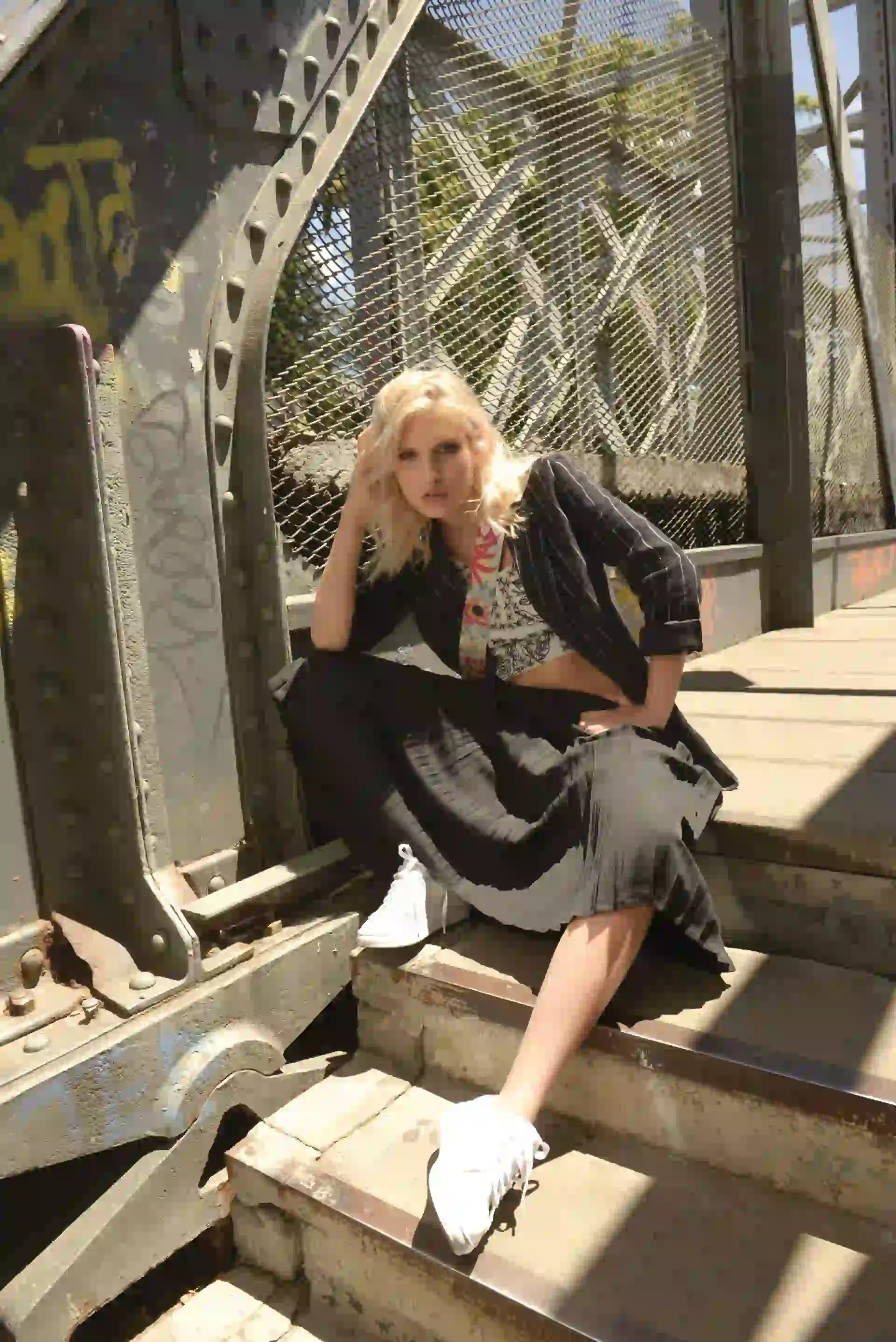 Saco tipo sastre (Complot), top bordado con tiras en los hombros (Vitamina), pollera plisada (Las Pepas) y zapatillas de cuero (Katakali). (Foto Conejo Collins/ Para Ti)