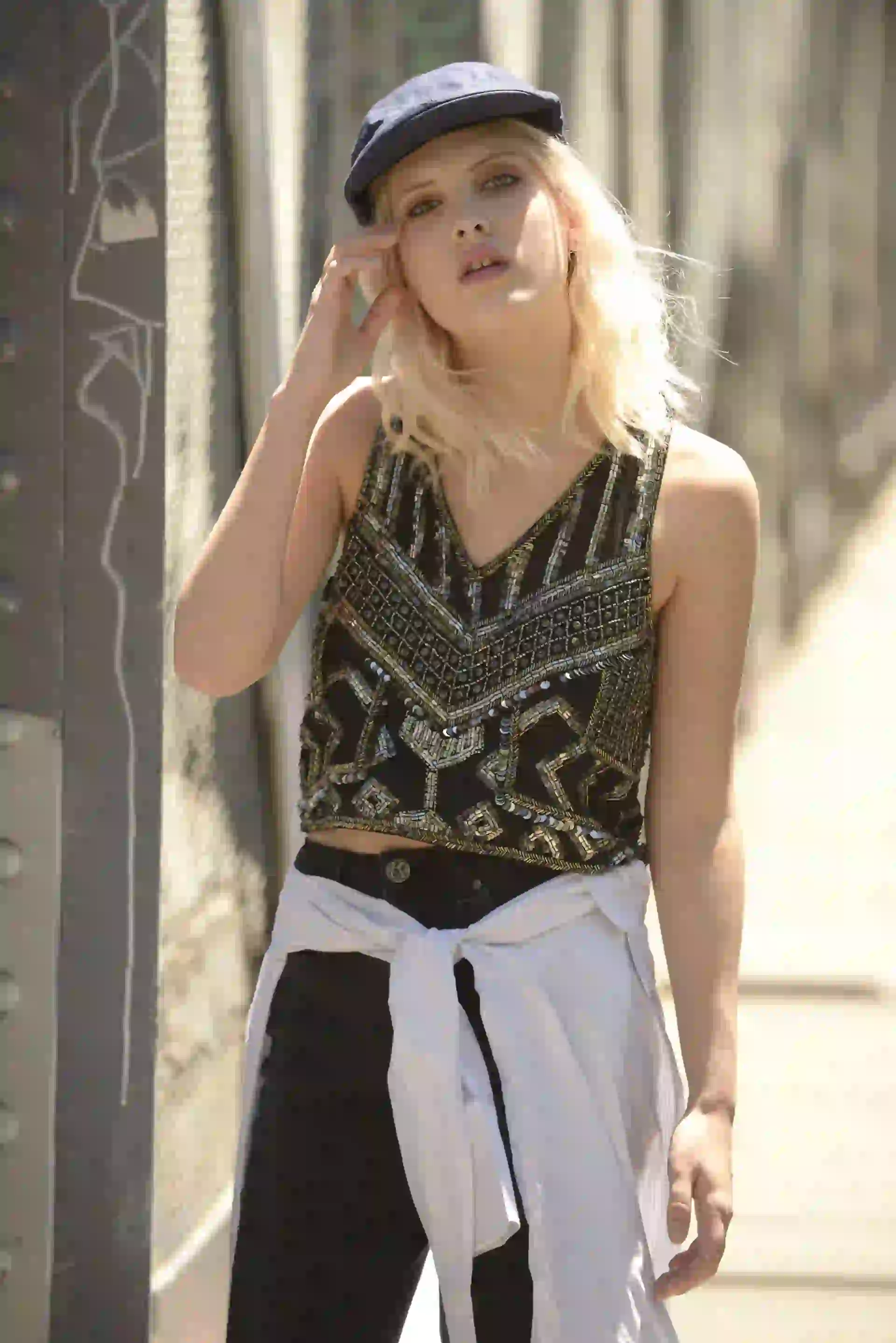 Top bordado con lentejuelas y canutillos (Rapsodia), chupín con tachas en los costados (Karl Lagerfeld para Falabella), camisa irregular anudada en la cintura (Kosiuko) y boina de jean (Compañía de Sombreros). (Foto Conejo Collins/ Para Ti)