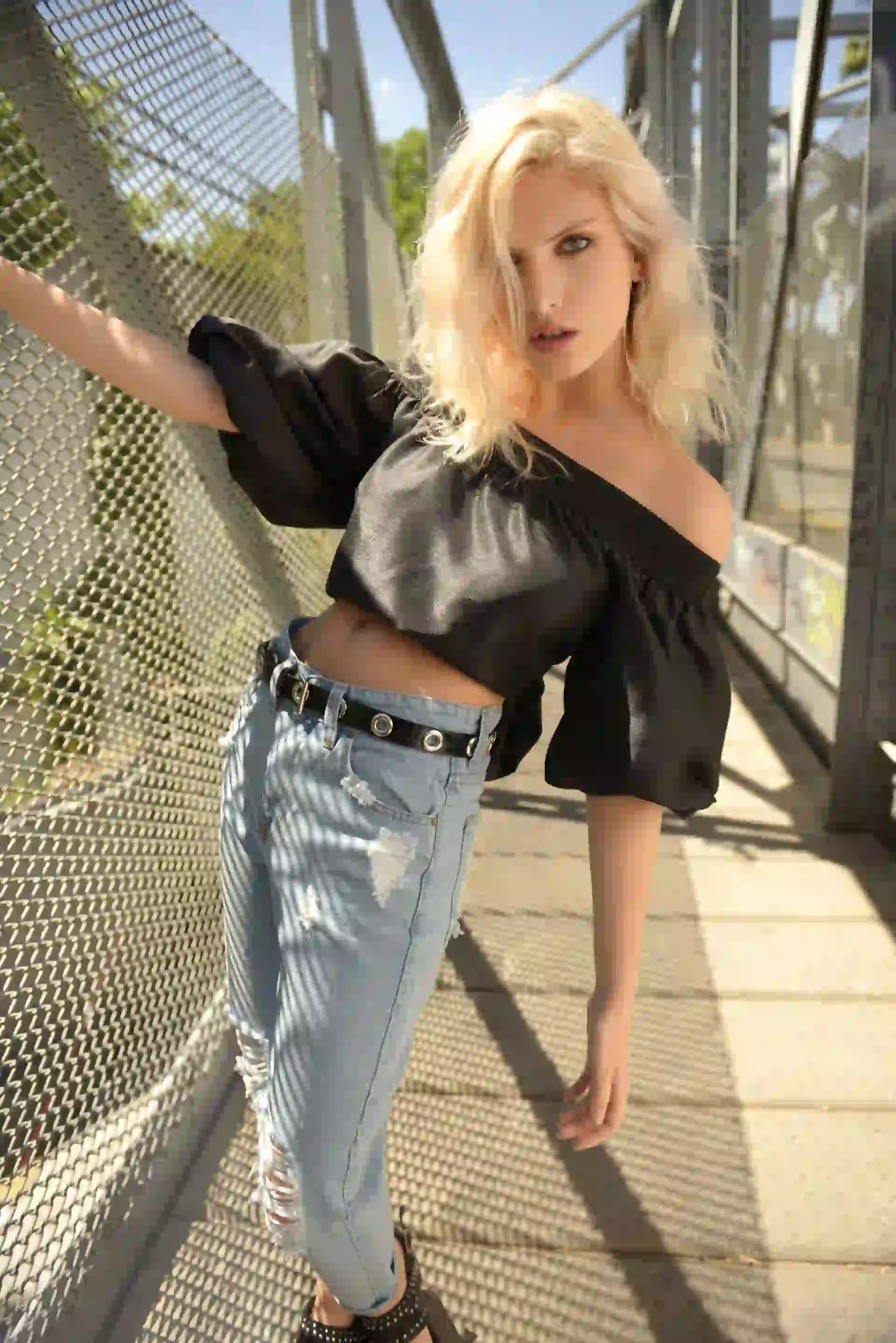 Top de shantung con mangas globo (Tucci), jean suelto con desgaste (Lovely Denim). (Foto Conejo Collins/ Para Ti) 