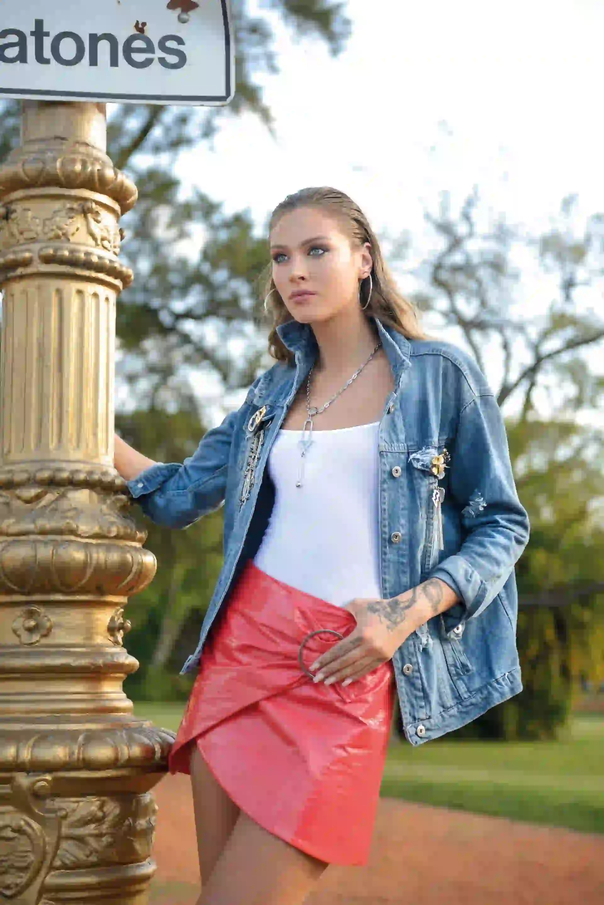 Maxicampera de jean (Peuque), broche de corazón y cadenas (Rapsodia), body (Silvana Swiss Origin), miniportafolio (Allô Martínez) y aros de argollas (Mai Cassal). (Foto Conejo Collins/ Para Ti)