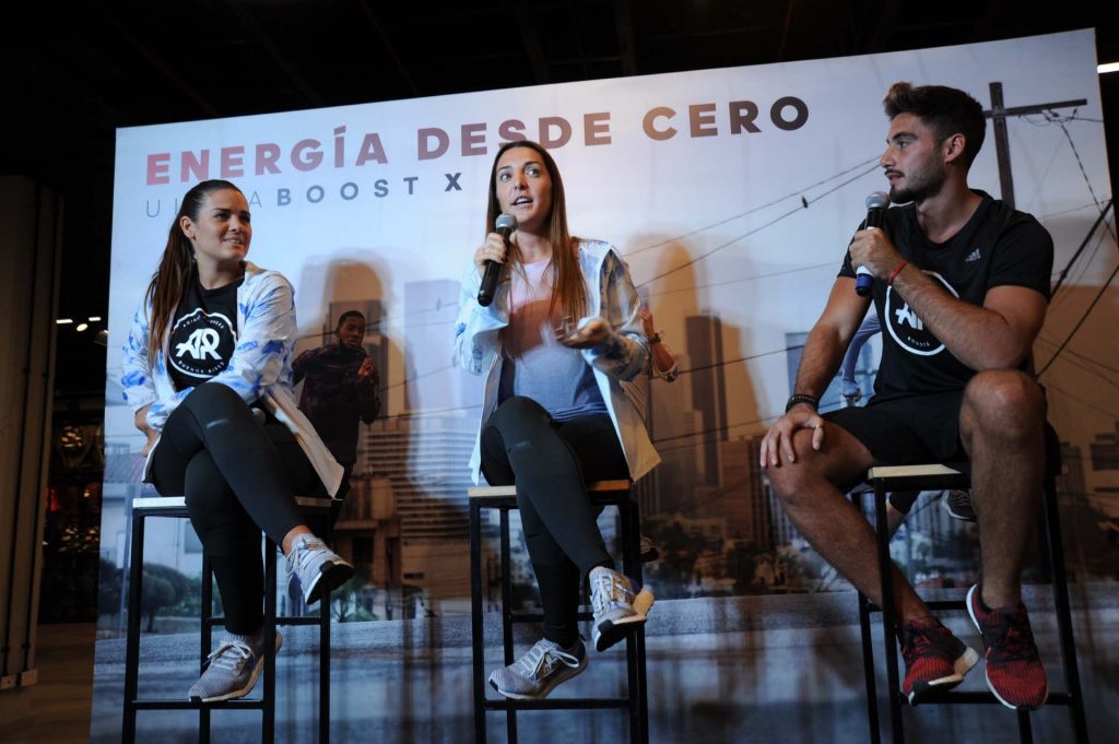 La corredora Constanza Núñez, junto a los conductores del evento, contó cómo cambió su calidad de vida una vez que empezó a correr.