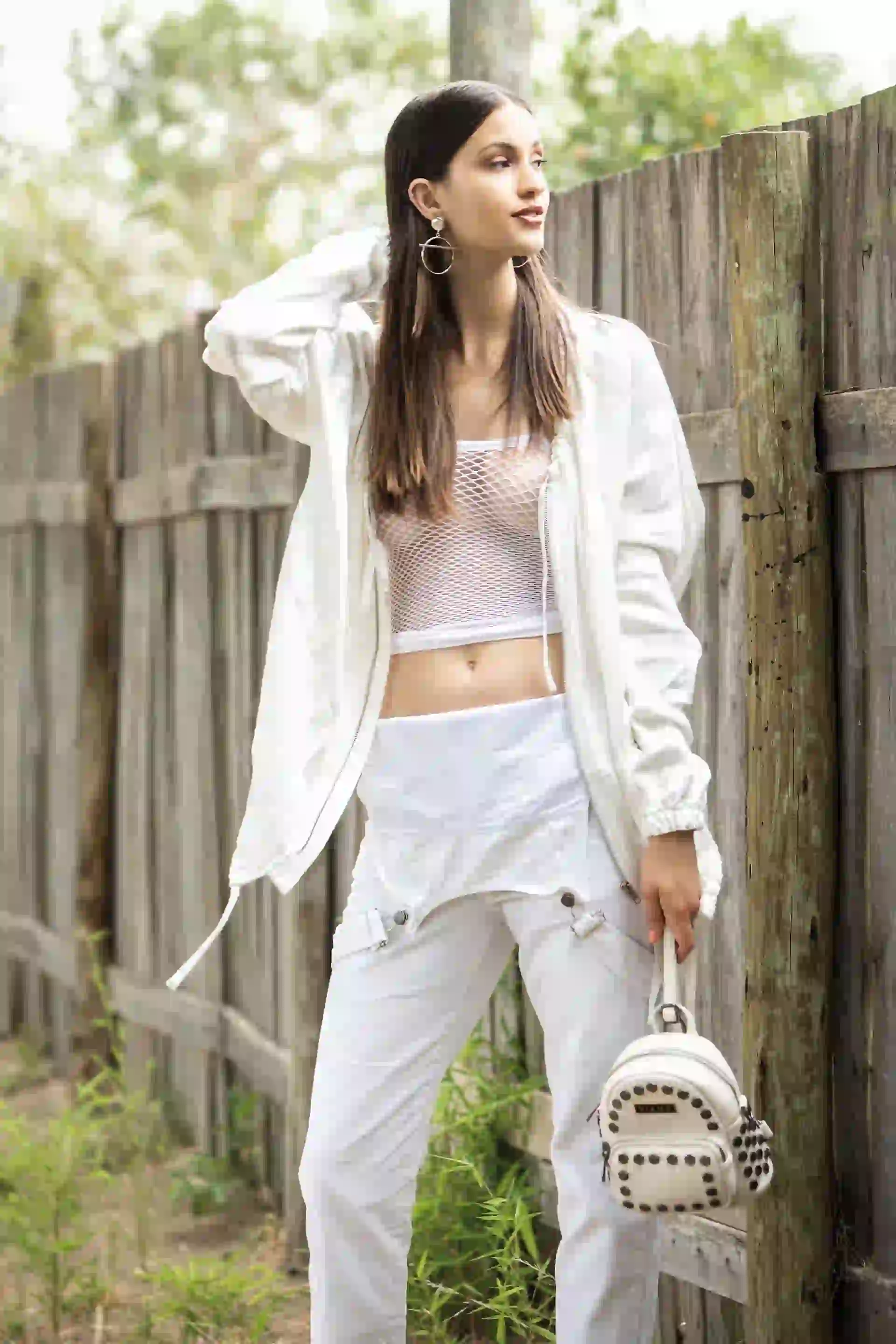 Campera con capucha ($ 5.390, JT), jardinero de jean, top de red (Silvana Swiss Origin), aros geométricos ($ 260, Ossira) y mochila con tachas ($ 1.250, Viamo). Foto Fernando Venegas/ Para Ti 