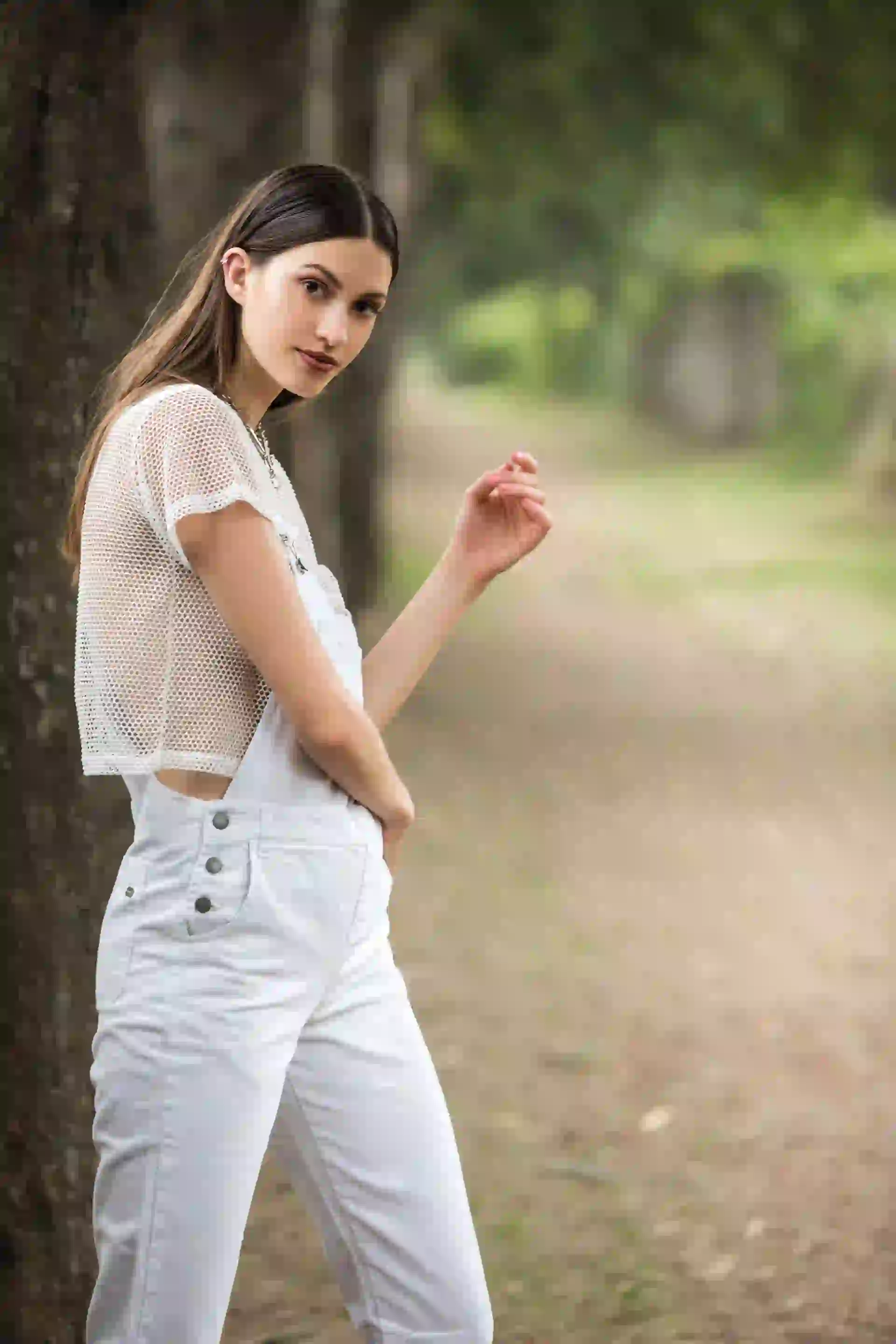 Remera calada ($ 699, 47 Street), jardinero de jean ($ 1.396, Bolivia) y collar con dije ($ 690, Kosiuko). Foto Fernando Venegas/ Para Ti 