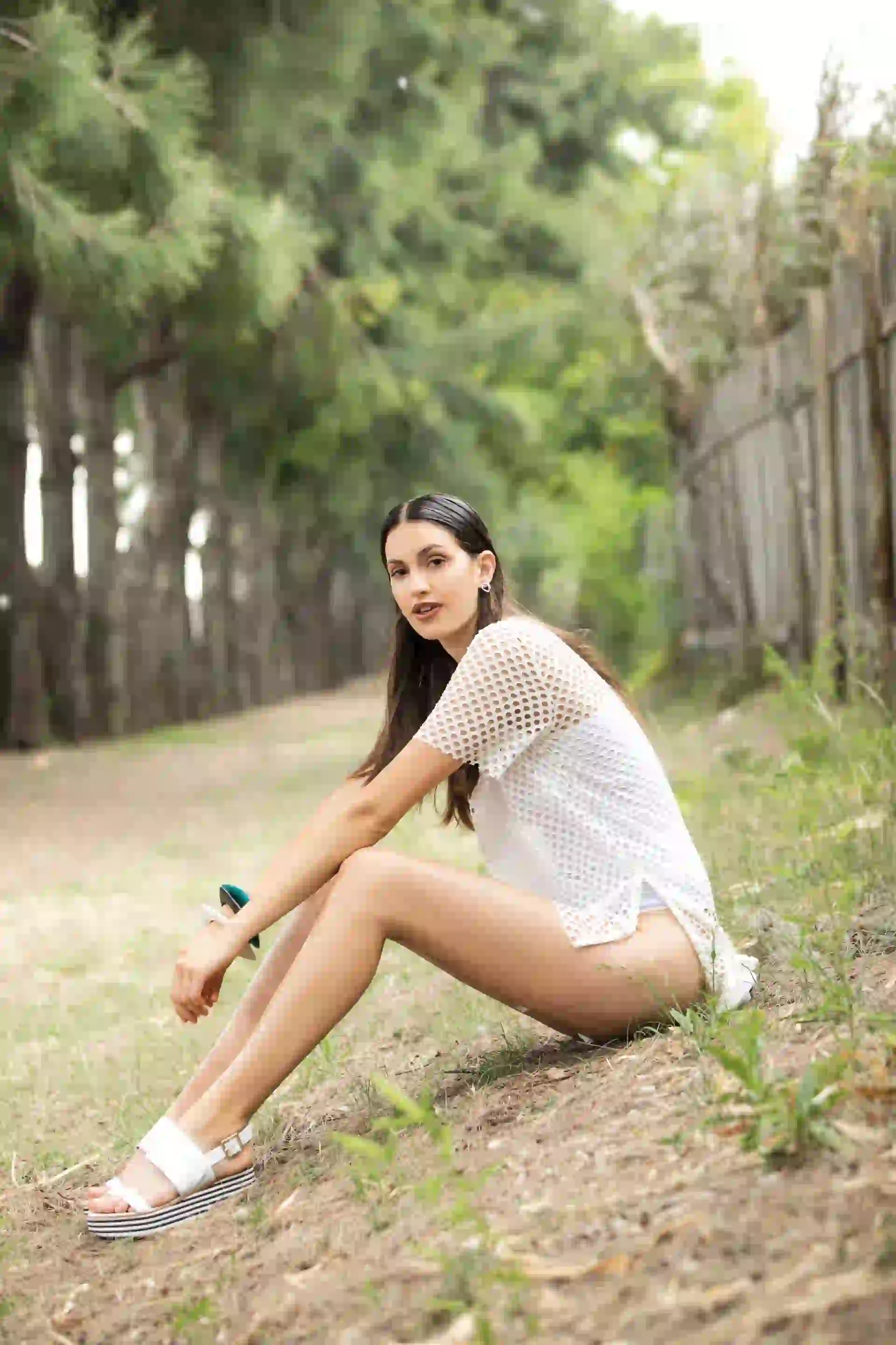 Vestido de red ($ 700, Florencia Rey), sandalias con base rayada ($ 1.799, Aldo para Grimoldi), pulseras x 3 ($ 990 c/u, Vitamina) y aros ($ 220, Ossira) Foto Fernando Venegas/ Para Ti 