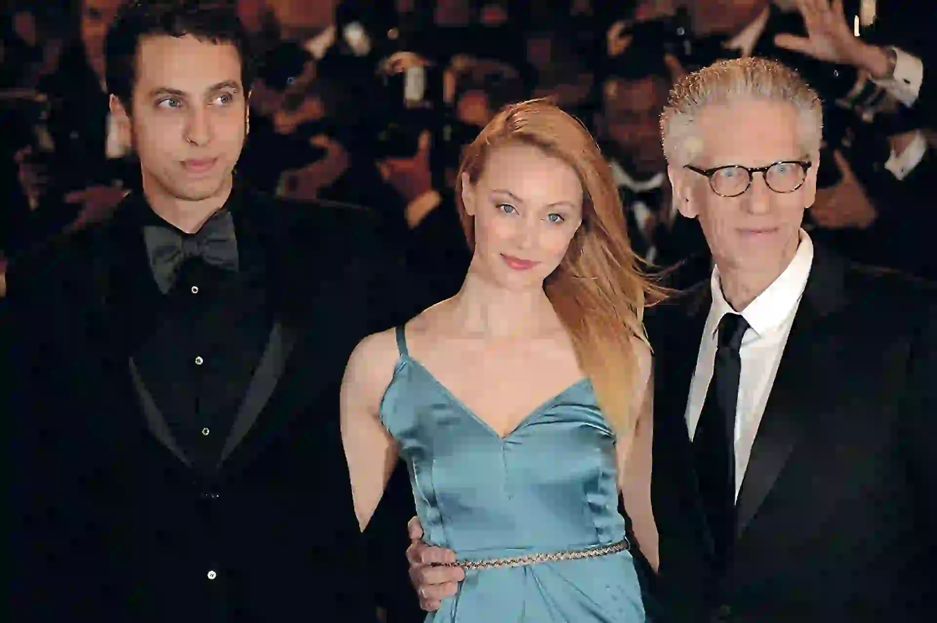 Sarah custodiada por el director David Cronenberg y su hijo, Brandon