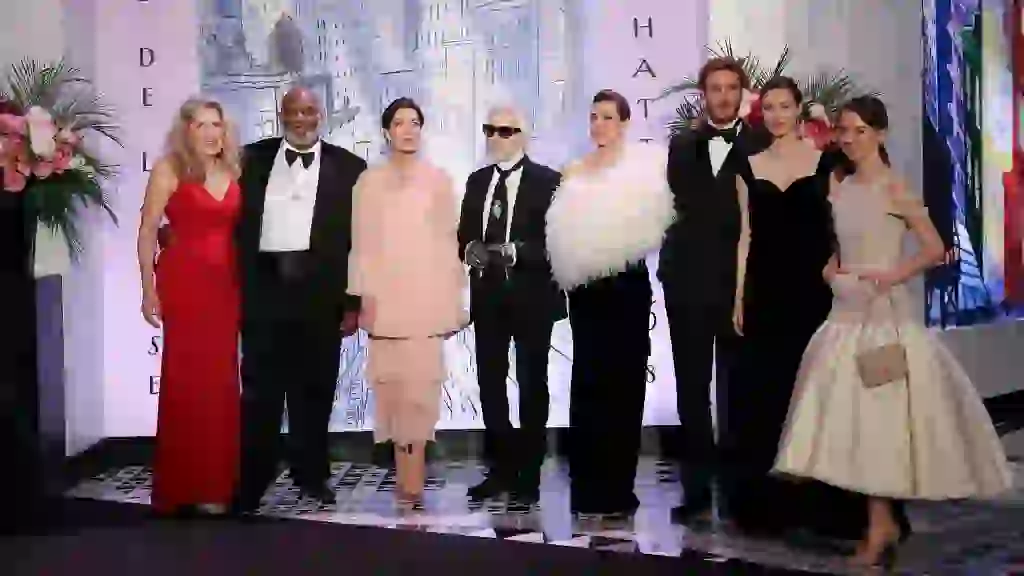 La postal familiar completa. De izquierda a derecha el cantante Henry Saint Clair Fredericks aka Taj Mahal, junto a su mujer, Carolina de Mónaco, Karl Lagerfeld, Charlotte Casiraghi, Pierre Casiraghi, Beatrice Casiraghi y la princesa Alexandra de Hannover.En cuánto al beauty look, también impuso tendencia, supo lucir un recogido trenzado que despejaban su rostro. El maquillaje, otra de sus marcas registradas, labios naturales, con ojos delineados en sombras negras con efecto ahumado