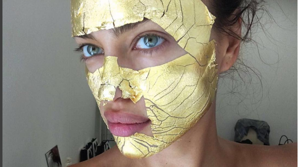 La top model rusa también se realiza el tratamiento de belleza con máscara de oro