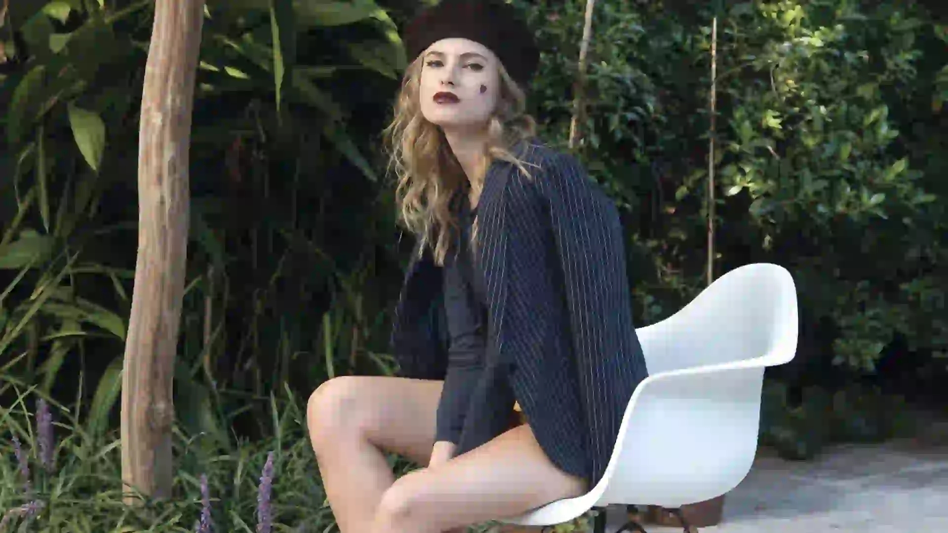 Blazer a rayas ($ 2.390, Kevingston), remera de morley de mangas largas ($ 790, Wanama), mini de gabardina con cadena en el frente ($ 950, Ríe) y abotinados de charol ($ 3.290, Blaquè). (Foto: Fernando Venegas/ Para Ti)