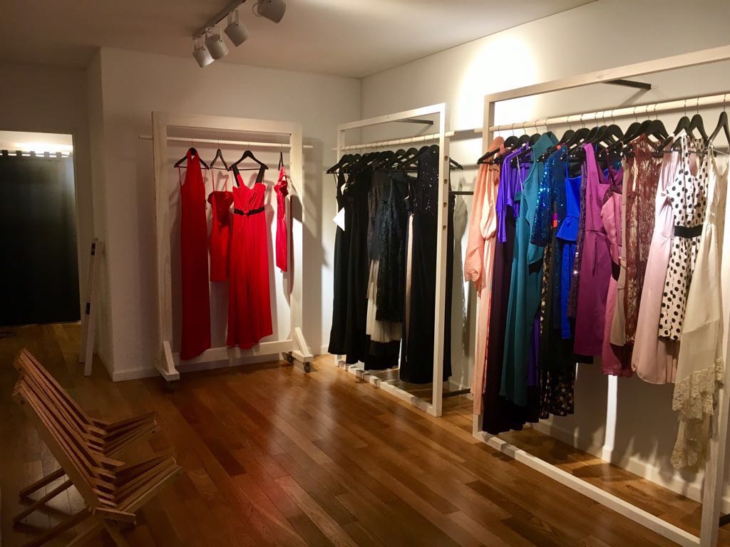 El showroom con una amplia variedad de prendas de fiesta, cortos, largos, minimalistas, o de vanguardia