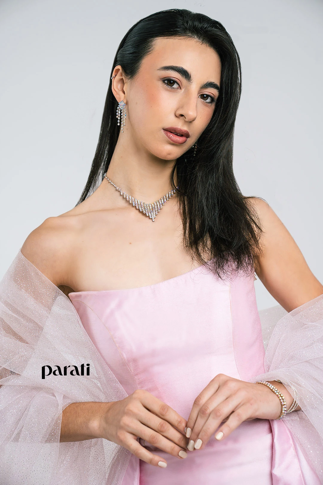 Vestido rosa con capa de tul (@verodelacanal), aros, pulseras y collar (@divinosabalorios), sandalias (@lucianomarra)