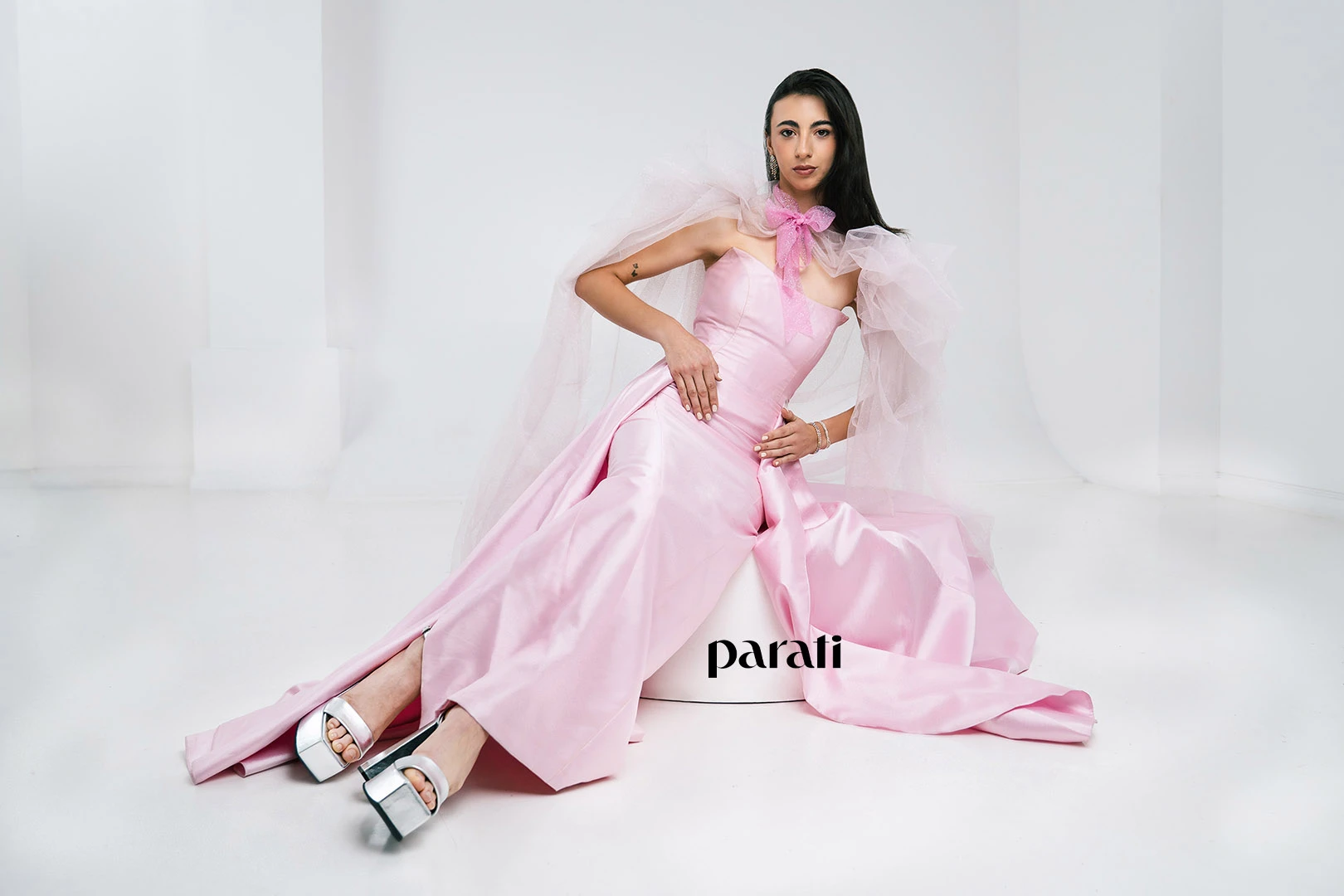 Vestido rosa con capa de tul (@verodelacanal), aros, pulseras y collar (@divinosabalorios), sandalias (@lucianomarra)