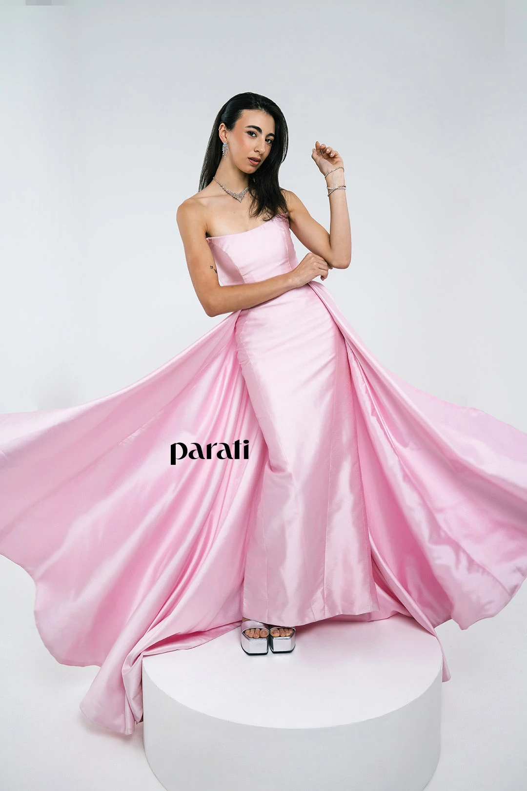 Vestido rosa con capa de tul (@verodelacanal), aros, pulseras y collar (@divinosabalorios), sandalias (@lucianomarra)