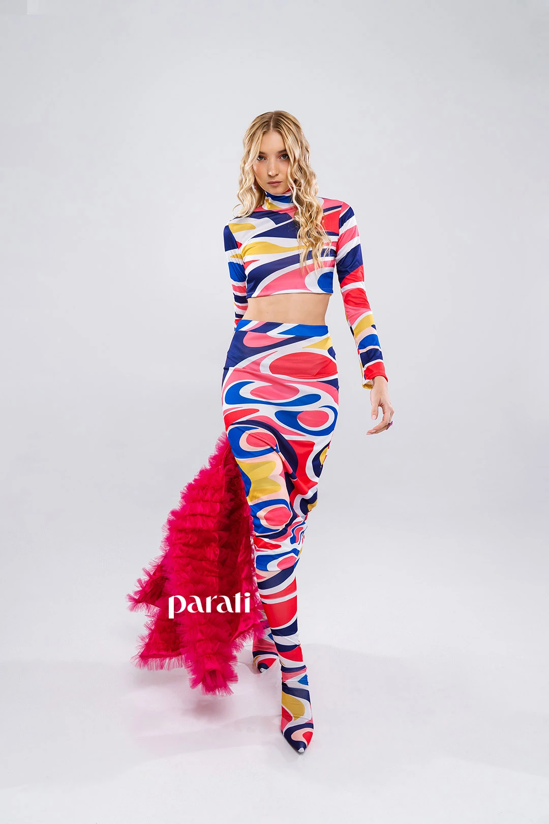 Chaqueta de tul, top, falda midi y botas en conjunto, aros y anillo (@casademuñecas)