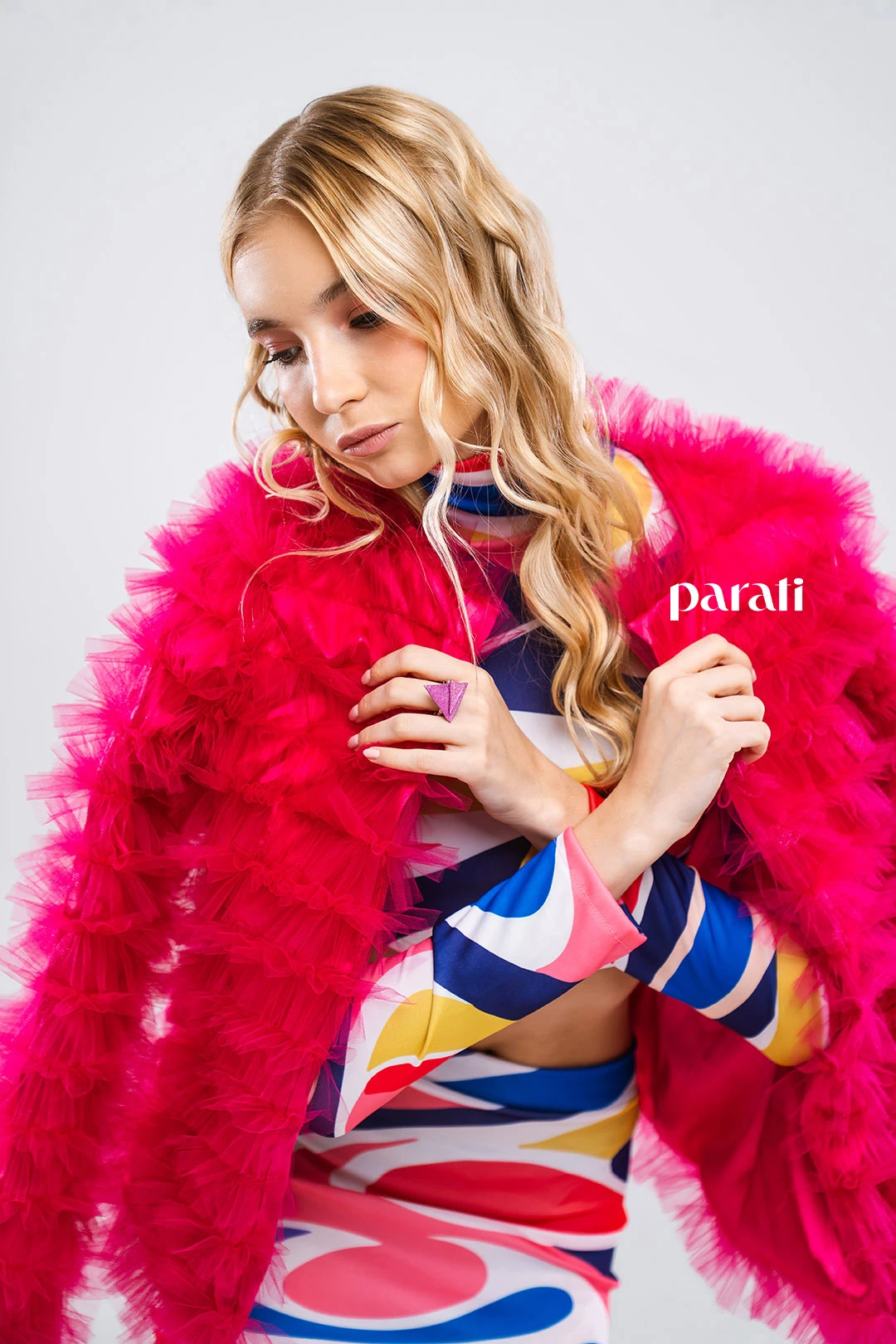 Chaqueta de tul, top, falda midi y botas en conjunto, aros y anillo (@casademuñecas)