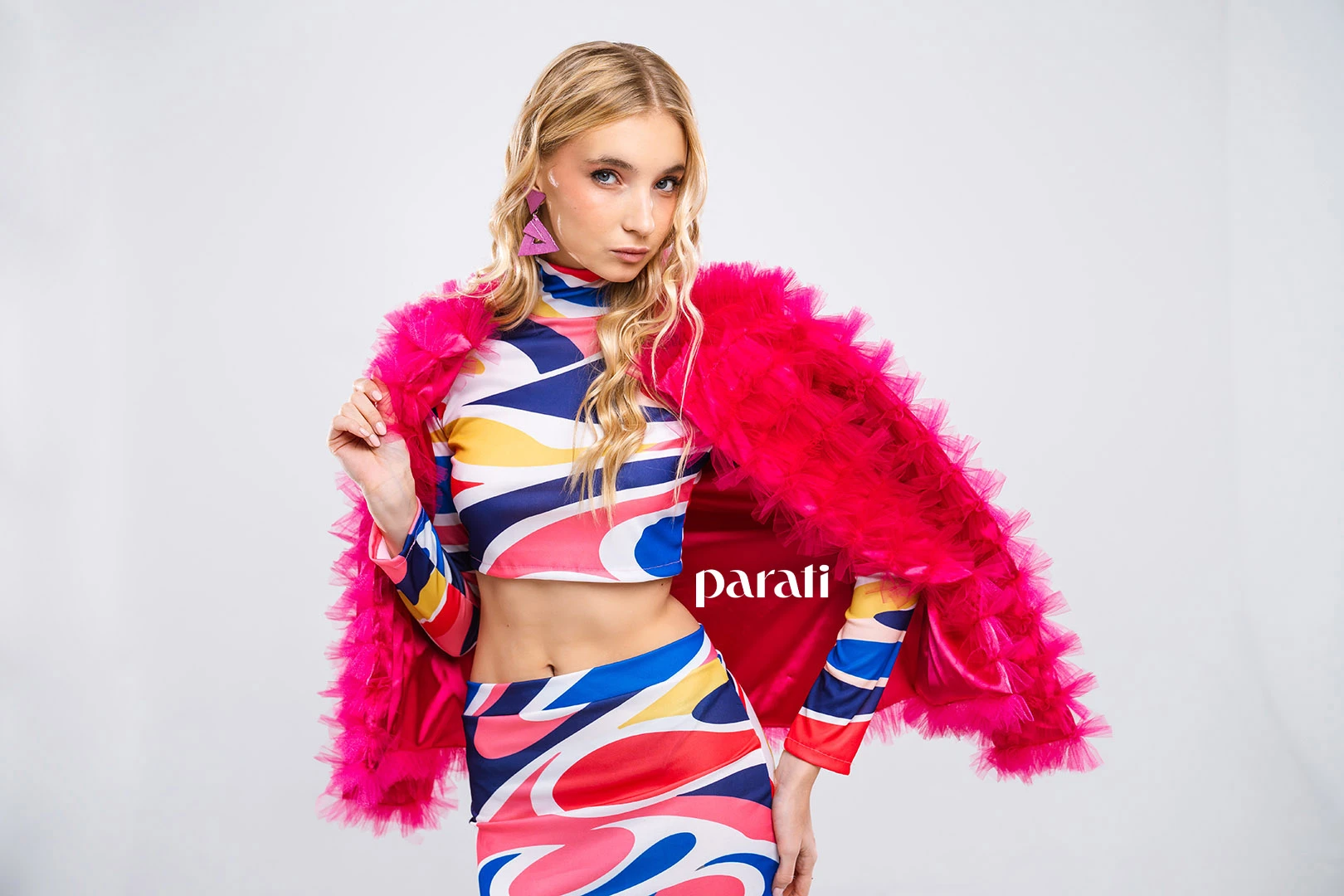 Chaqueta de tul, top, falda midi y botas en conjunto, aros y anillo (@casademuñecas)