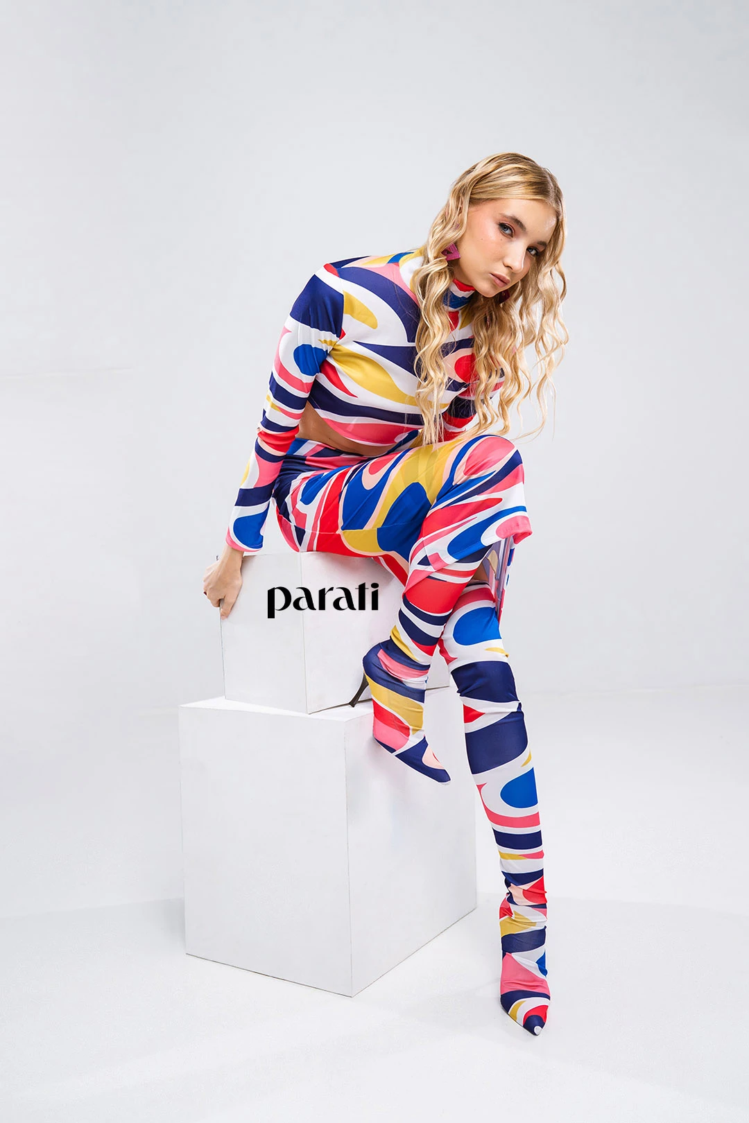 Chaqueta de tul, top, falda midi y botas en conjunto, aros y anillo (@casademuñecas)