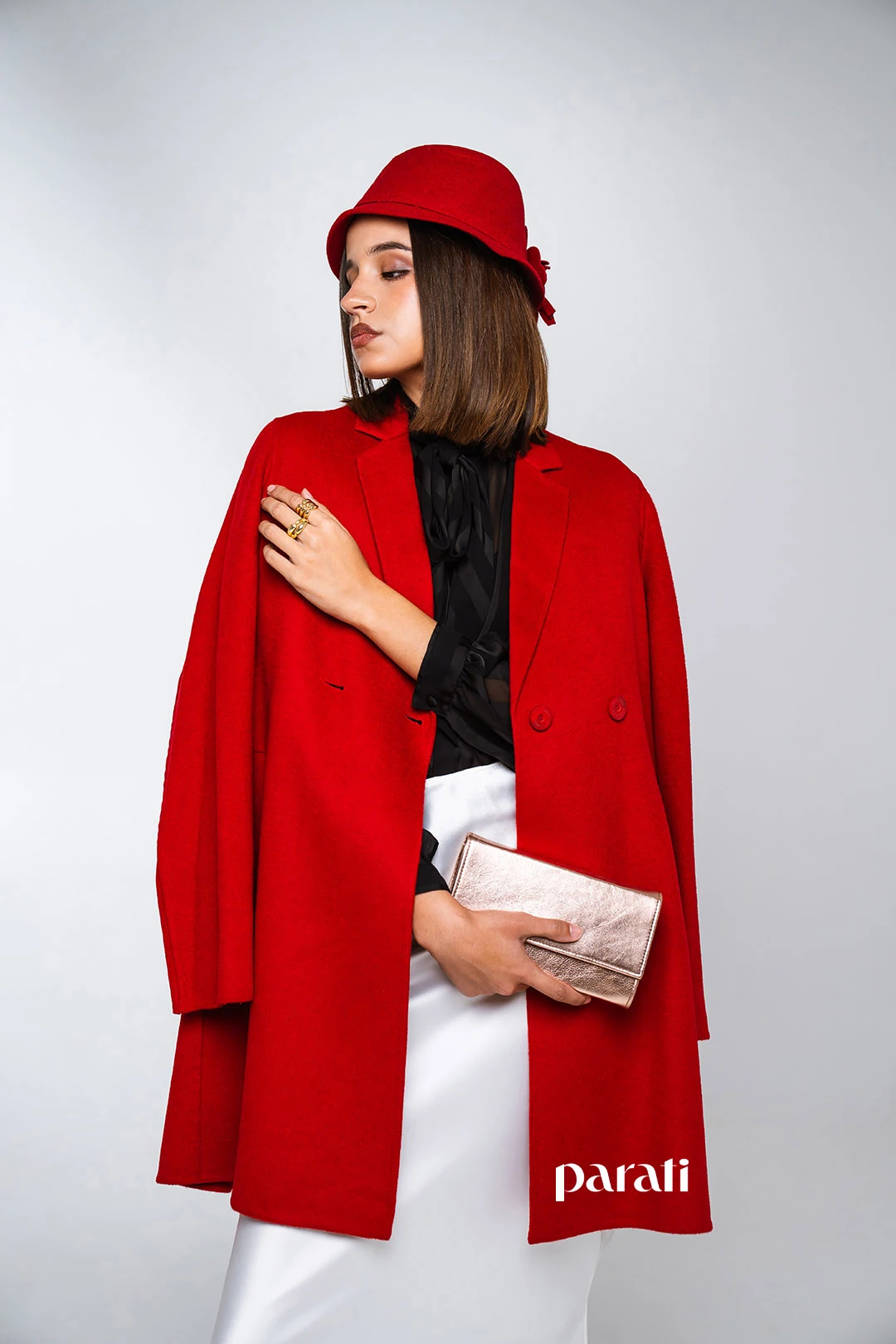 Saco rojo (@perramus), falda lencera (@giesso), aros y anillos (@divinosabalorios), botas negras (@lucianomarra)