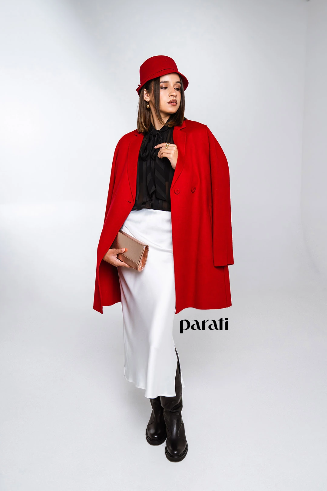 Saco rojo (@perramus), falda lencera (@giesso), aros y anillos (@divinosabalorios), botas negras (@lucianomarra)