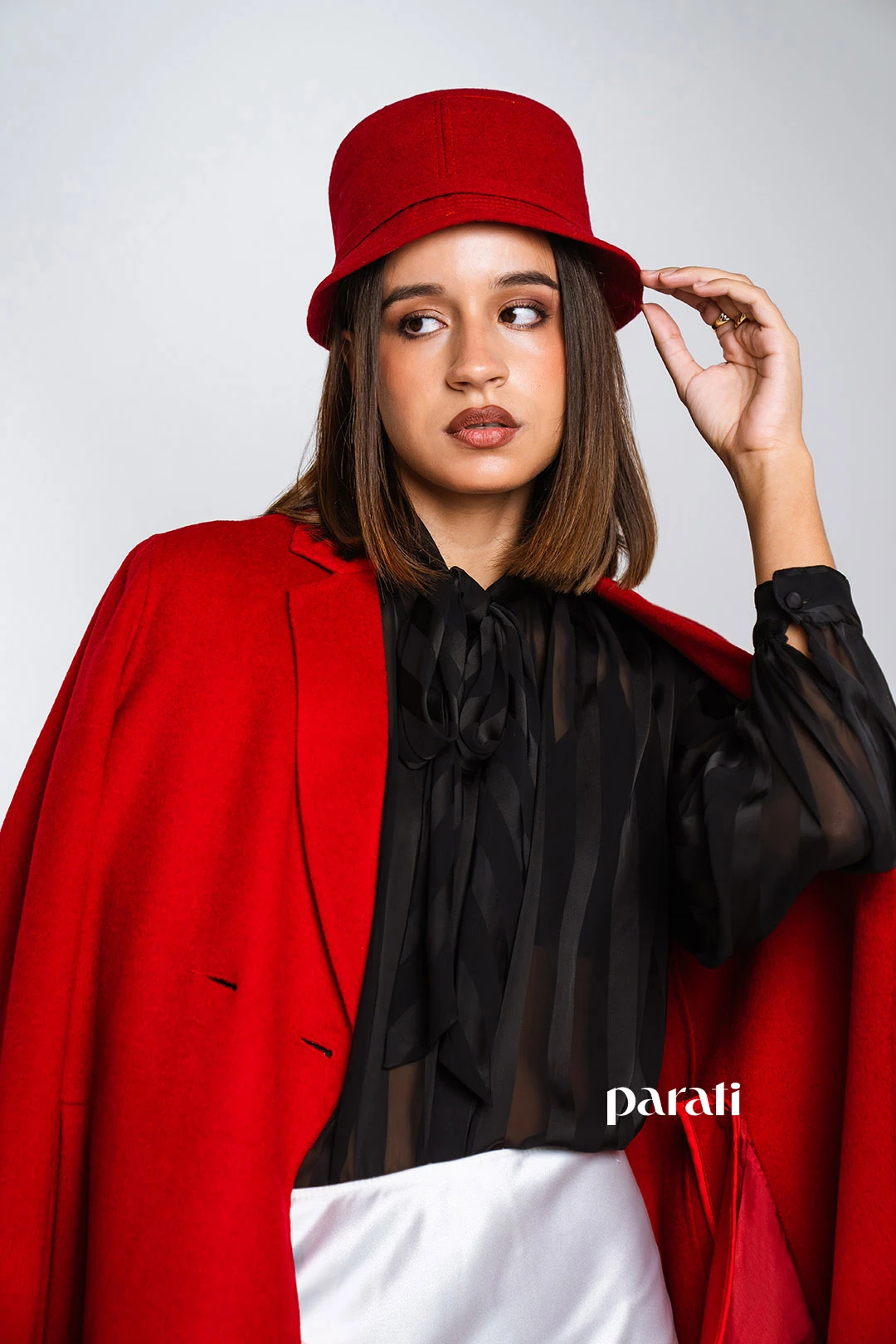 Saco rojo (@perramus), falda lencera (@giesso), aros y anillos (@divinosabalorios), botas negras (@lucianomarra)