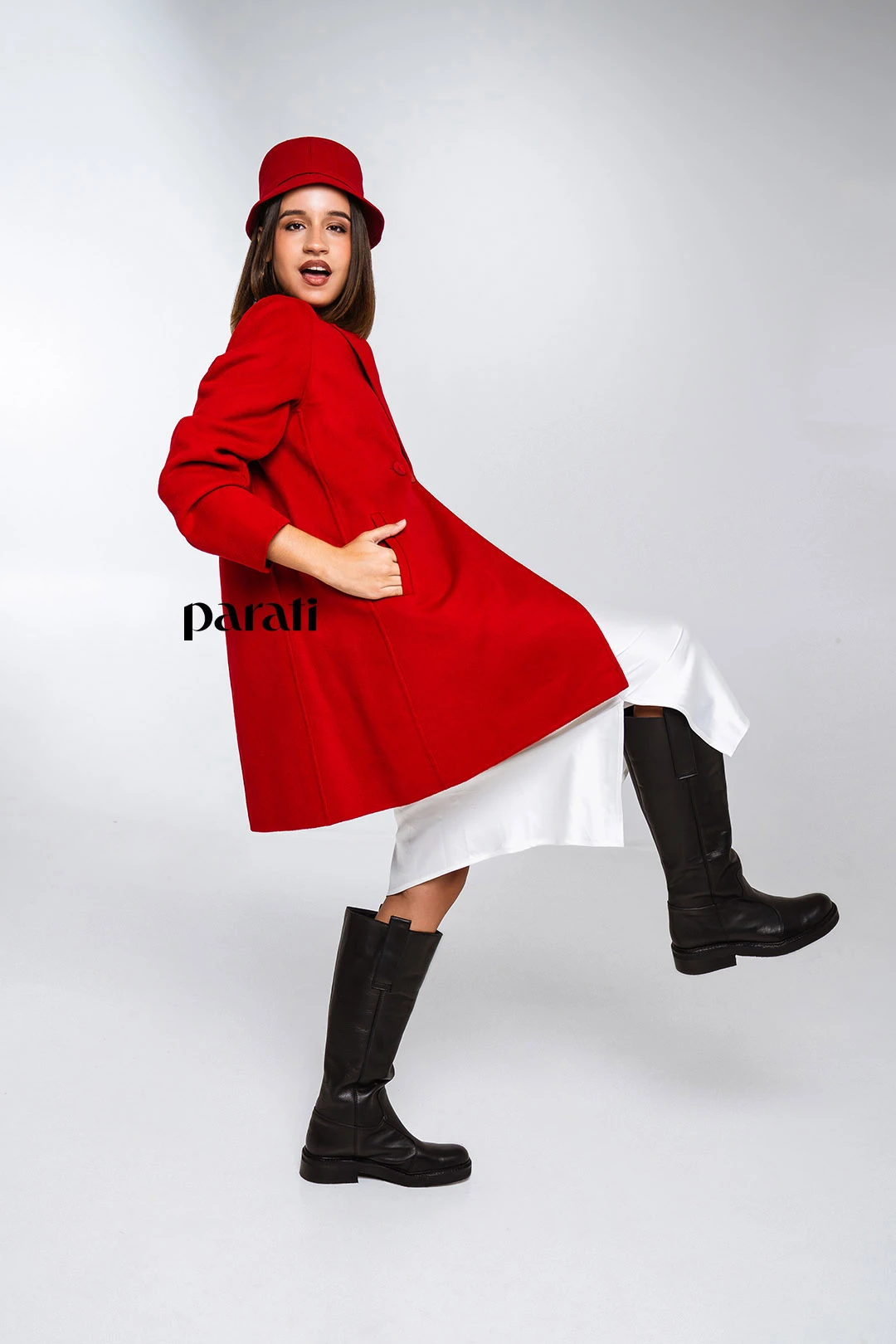 Saco rojo (@perramus), falda lencera (@giesso), aros y anillos (@divinosabalorios), botas negras (@lucianomarra)