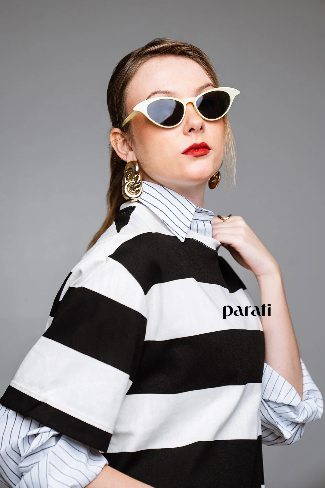 Camisa y vestido rayado @muna_oficial, falda de tul, accesorios @divinosabalorios, botas @lucianomarra.