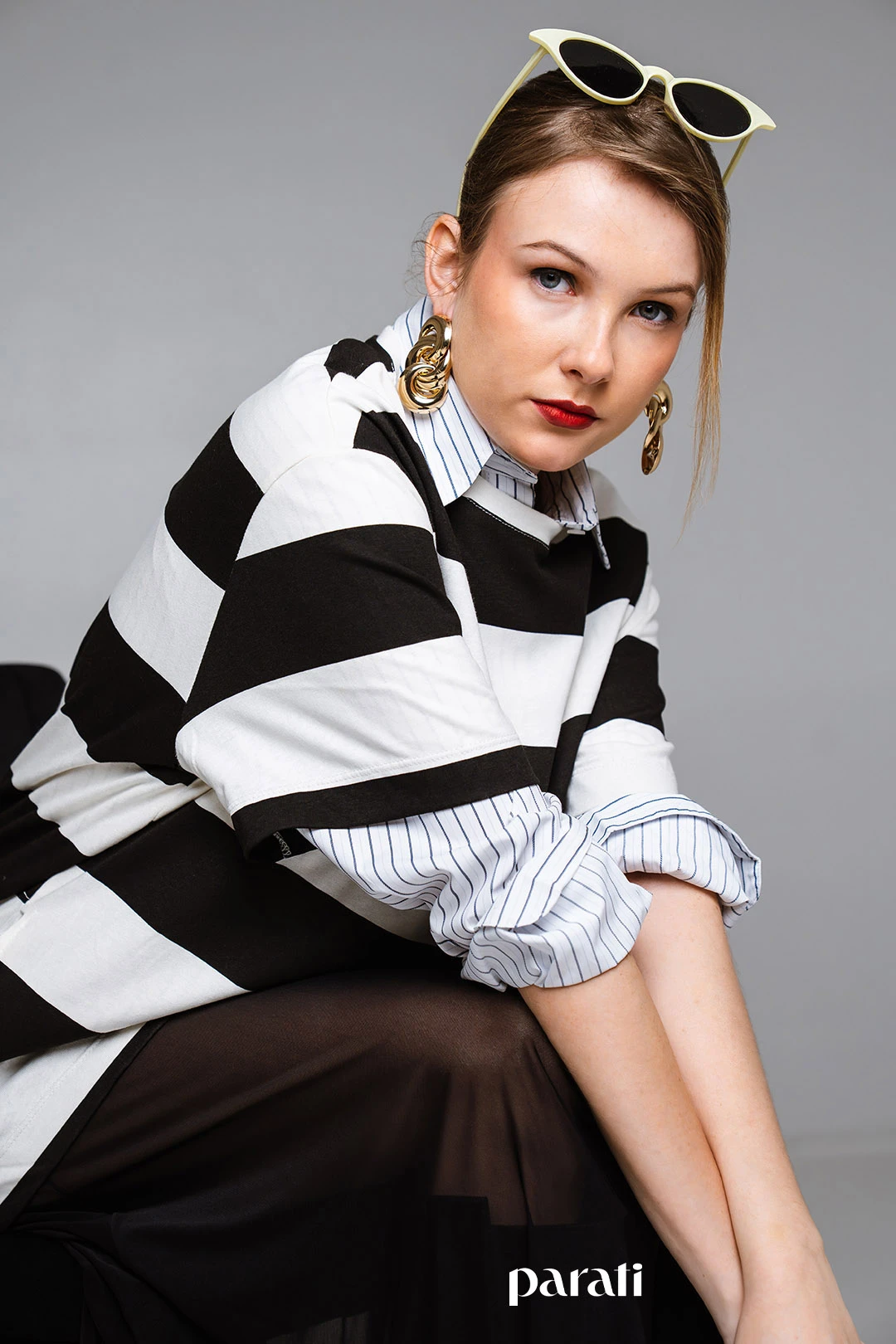 Camisa y vestido rayado @muna_oficial, falda de tul, accesorios @divinosabalorios, botas @lucianomarra.