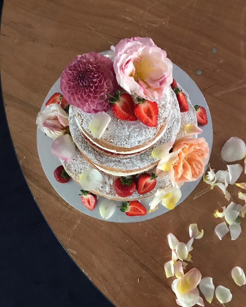 Una torta de bodas de Violet Bakery. (Foto Instagram)