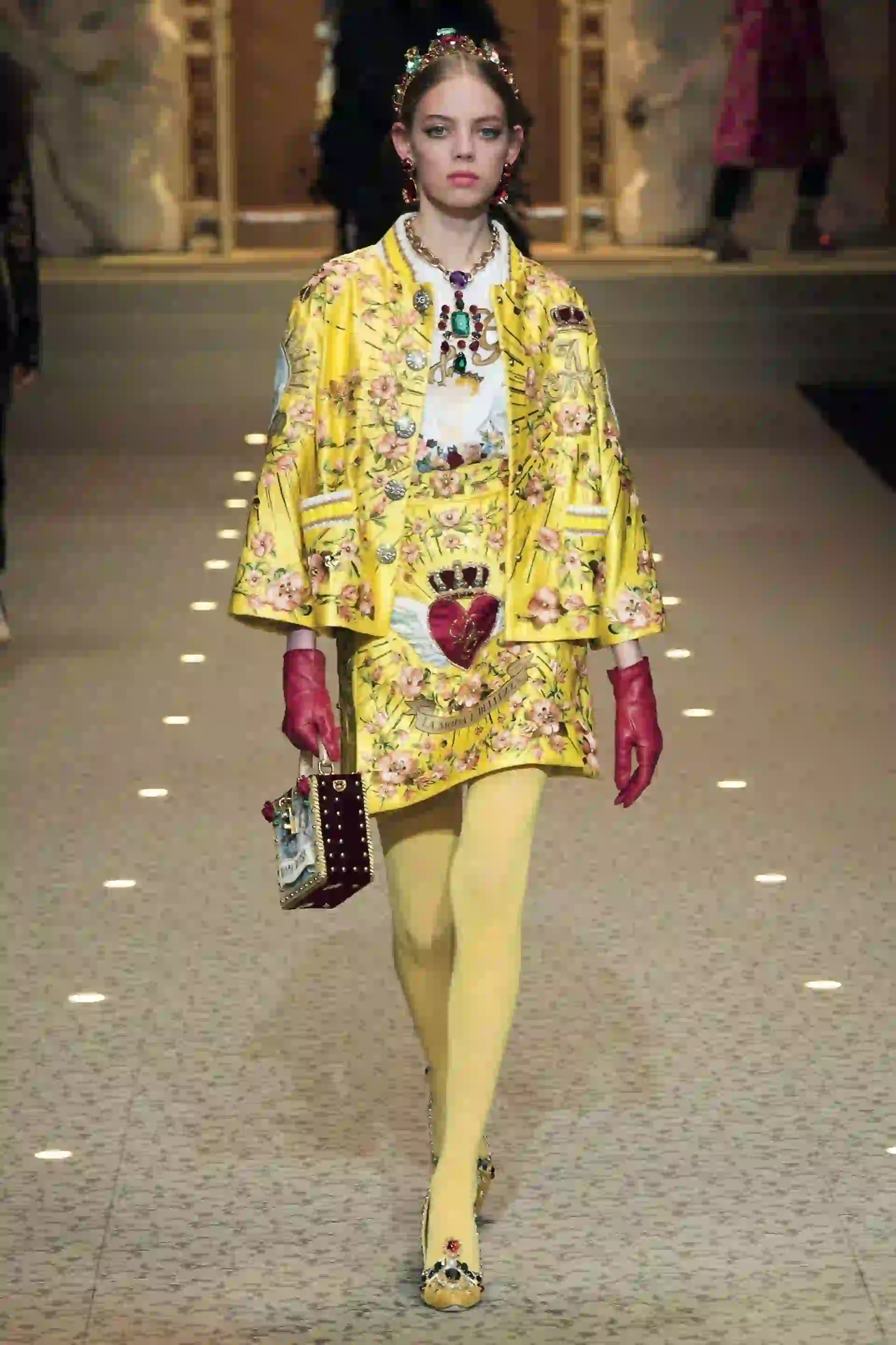 Los complementos: bolsos XXL, pequeñas carteras de mano y riñoneras de piel con varios compartimentos.