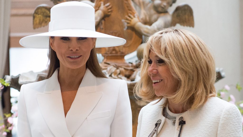 US First Lady Melania Trump and Brigitte Macron, wife of the French President, tour the National Gallery of Art in Washington, DC, April 24, 2018. / AFP PHOTO / SAUL LOEB