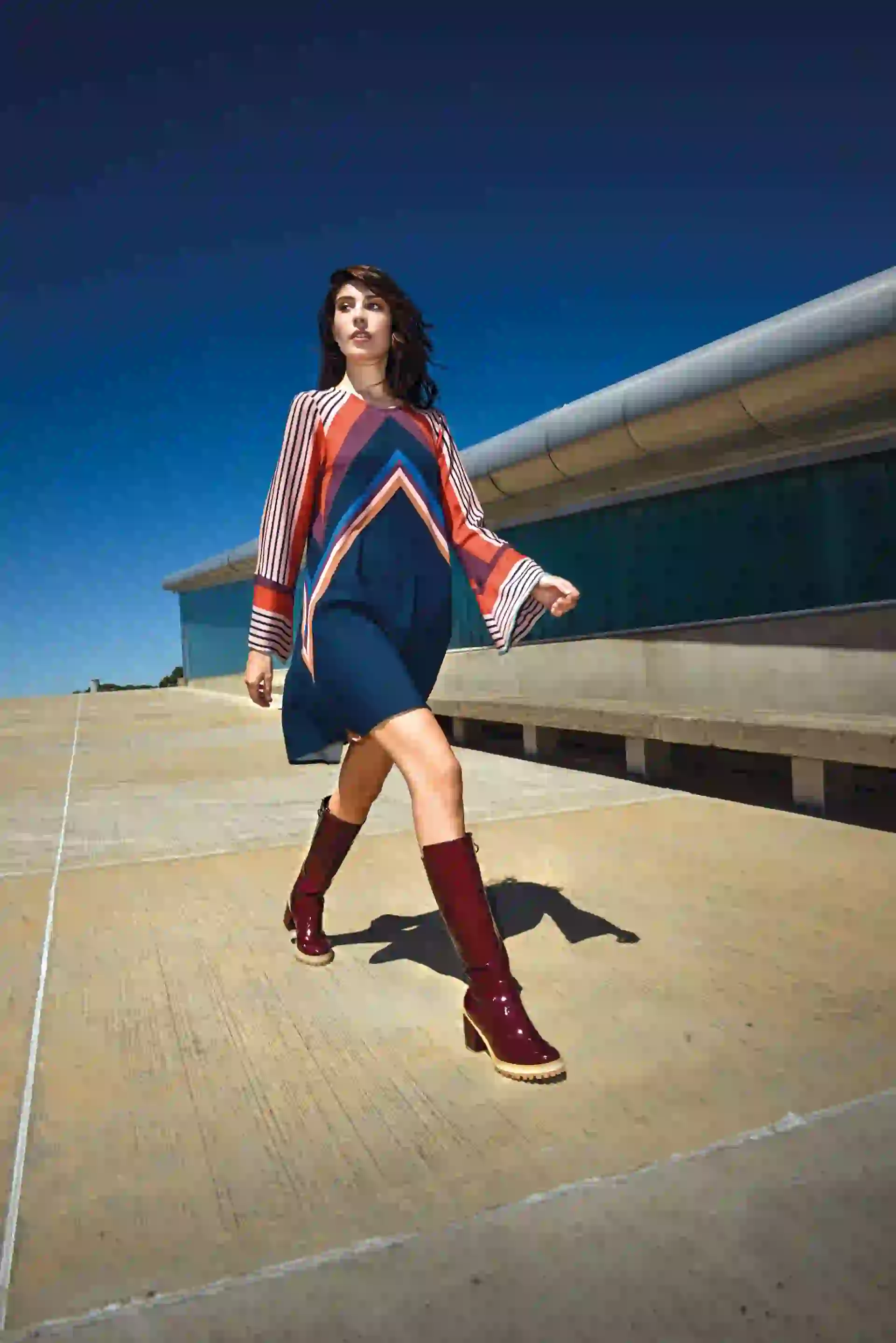 Botas de charol ($ 5.900, Vitamina) y vestido con estampa geométrica ($ 4.000, Clara Ibarguren). (Foto: Conejo Collins/ Para Ti)